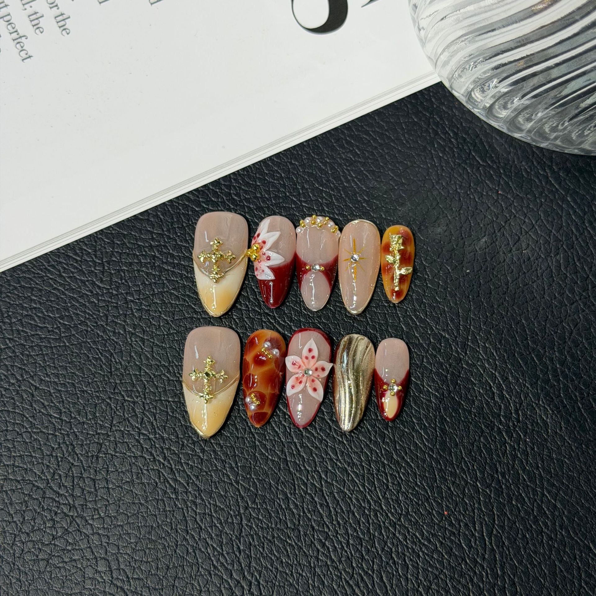 365nails: « Fleur d'Ambre » – Ongles en amande mi-longs faits main avec fleurs 3D et motifs métalliques