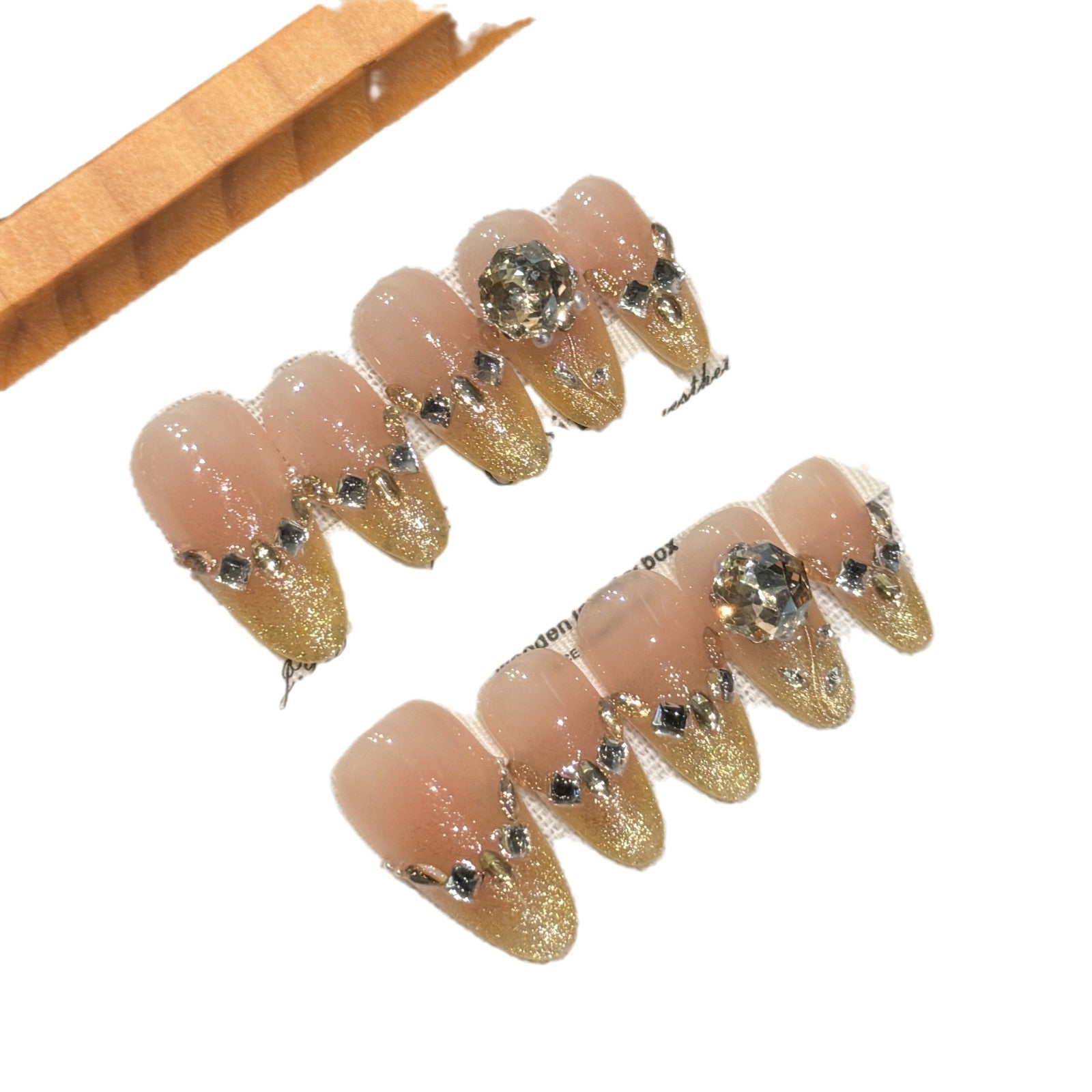 365nails: "Sussurro Dourado" – Unhas Amêndoa Feitas à Mão com Glitter Champagne e Pedras