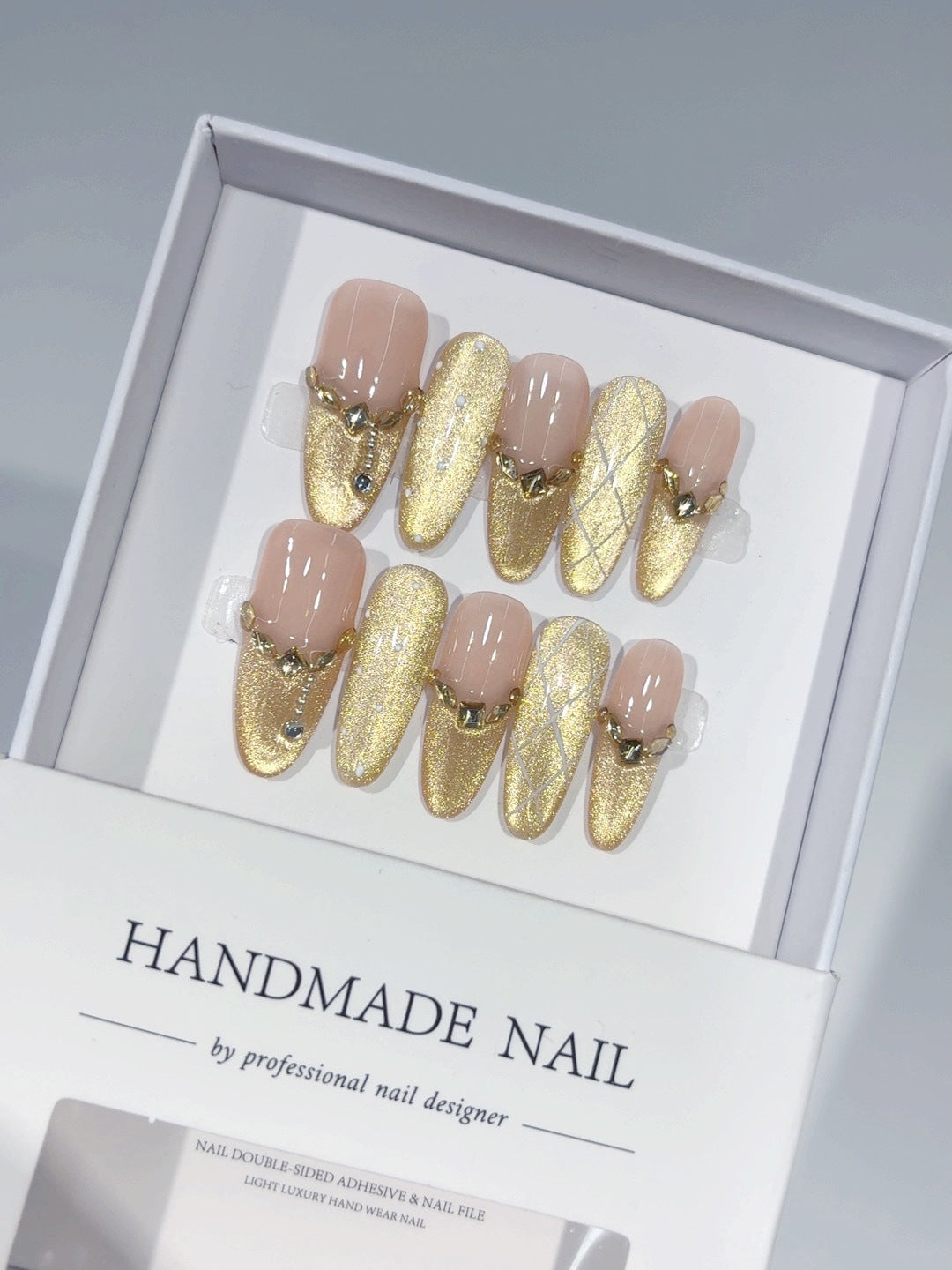 Glamour doré : "Chaîne dorée nude" – Forme amande ongles press-on faits main