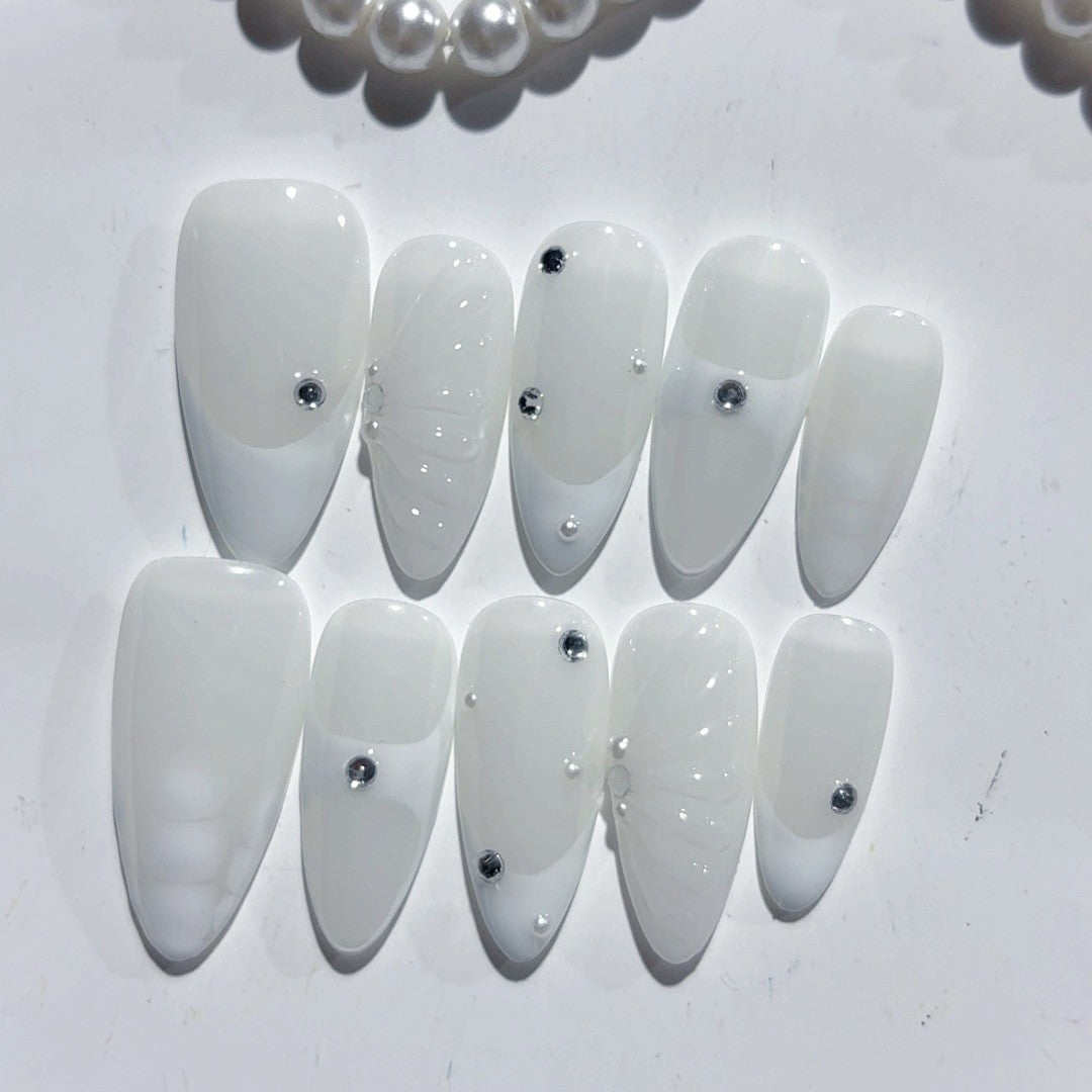 365nails : « Rosée de Perle Laiteuse » – Ongles press-on forme amande mi-longs blanc laiteux strass fait main