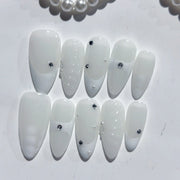 365nails : « Rosée de Perle Laiteuse » – Ongles press-on forme amande mi-longs blanc laiteux strass fait main