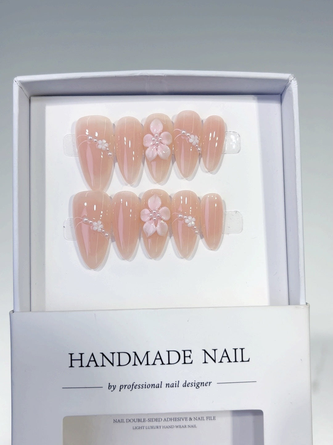 365nails: "블러쉬 사쿠라 체인" – 미디엄 아몬드형 누드-핑크 플로럴 수제 프레스온 네일