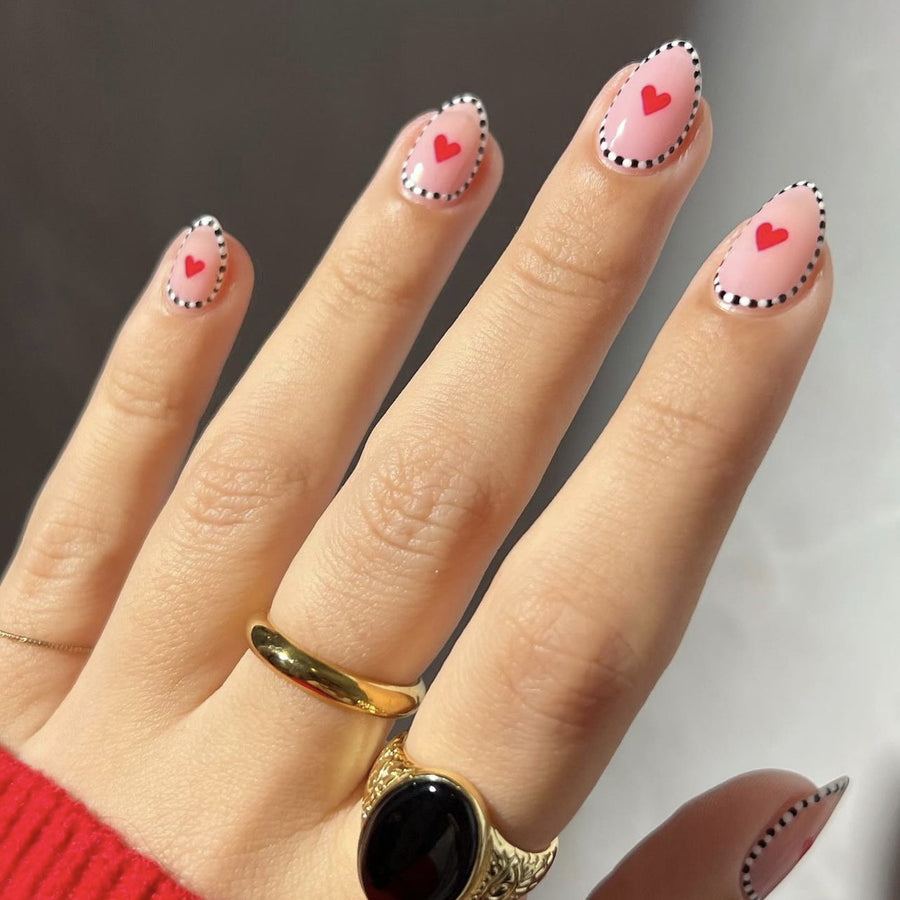 Faux ongles forme amande courts rayés noir et blanc, nail art Saint-Valentin simple love, pièce d'ongle｜365nails