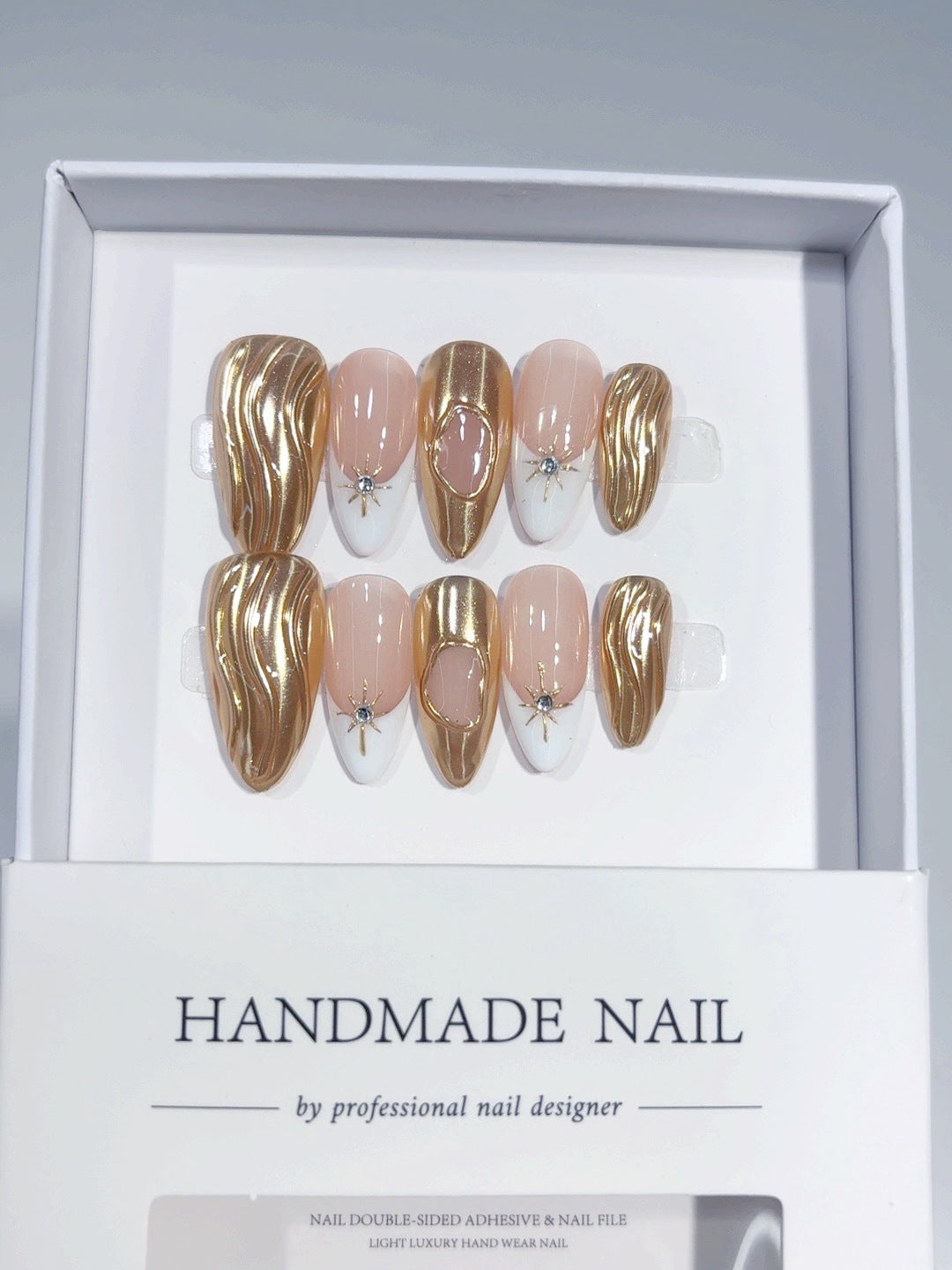 Or liquide : « Vague dorée » – Ongles press-on faits main forme amande