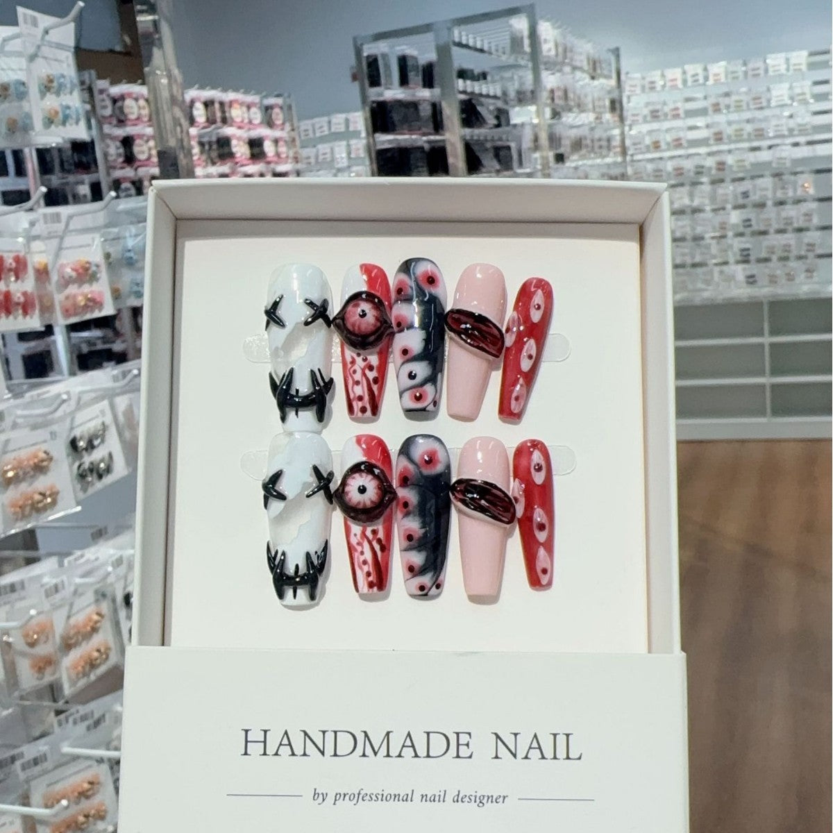 365nails: "Couture hantée" – Ongles forme coffin fait main avec tête de mort 3D