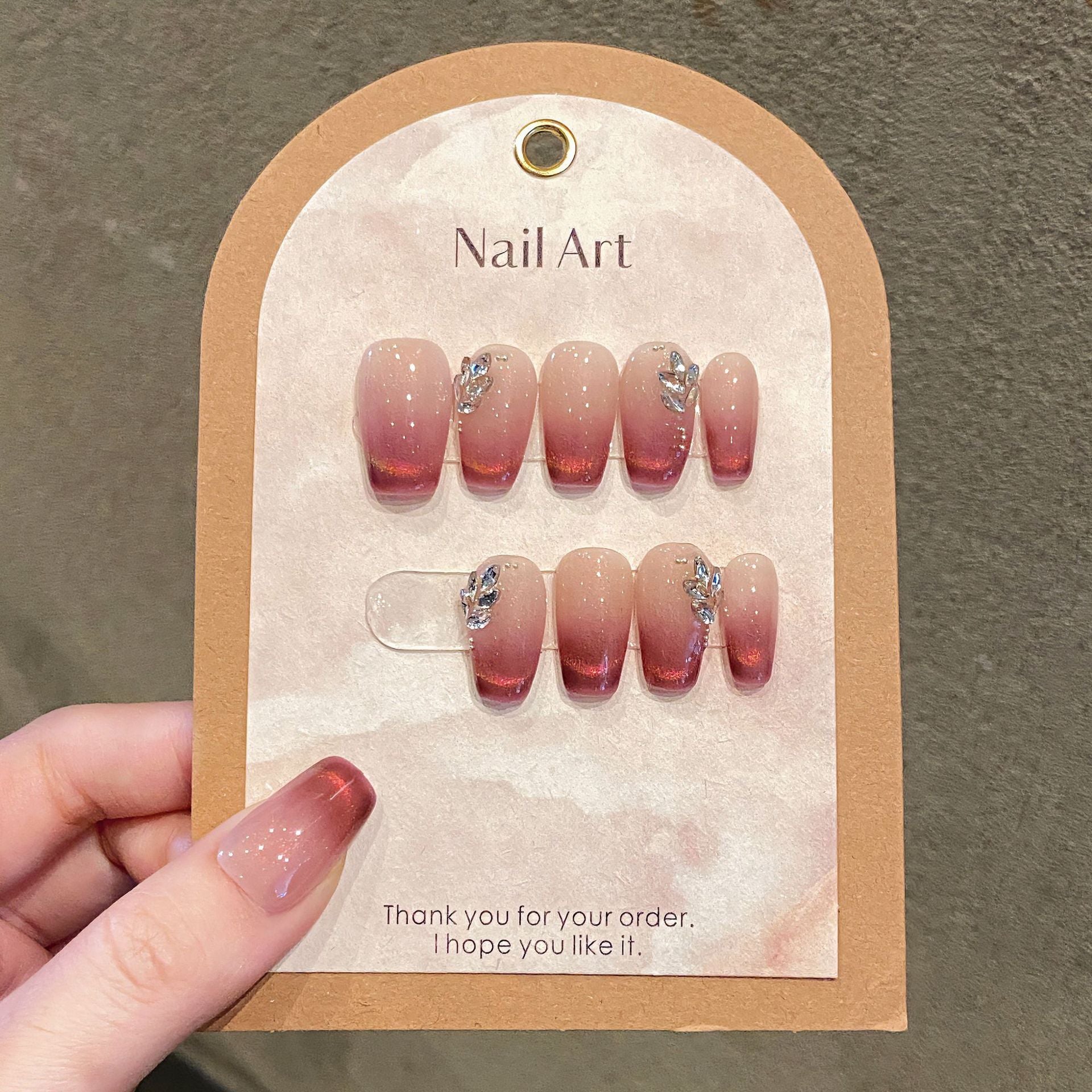 365nails: "노을의 속삭임" – 핸드페인팅 캣아이 그라데이션 및 젬 수제 미디엄 아몬드형 네일