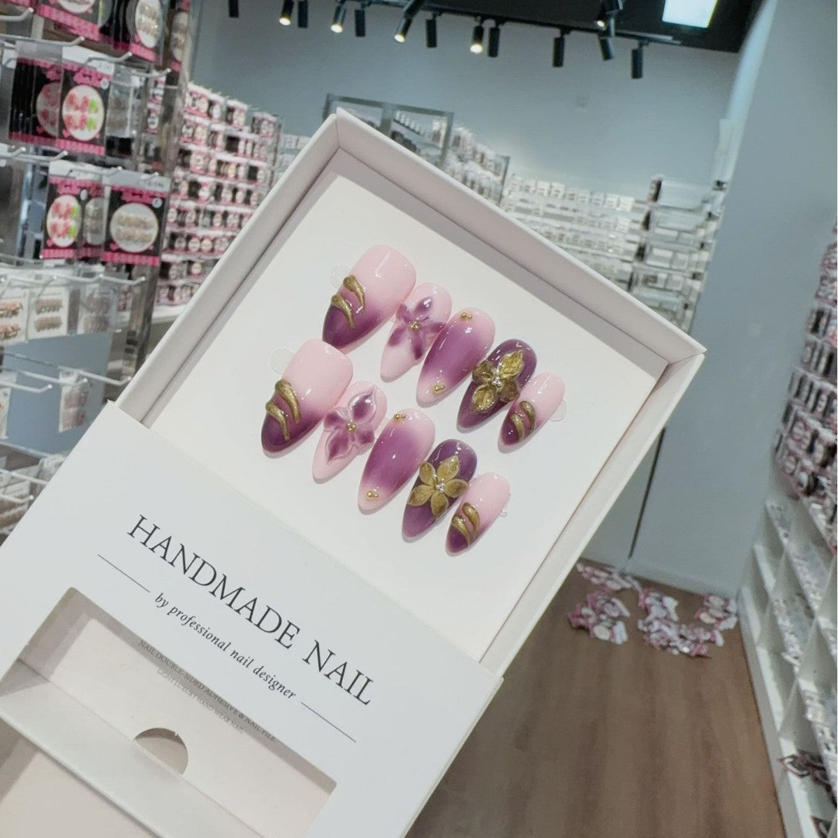 365nails: "Royal Bloom" – 3D 골드 리프 수제 아몬드형 프레스온 네일