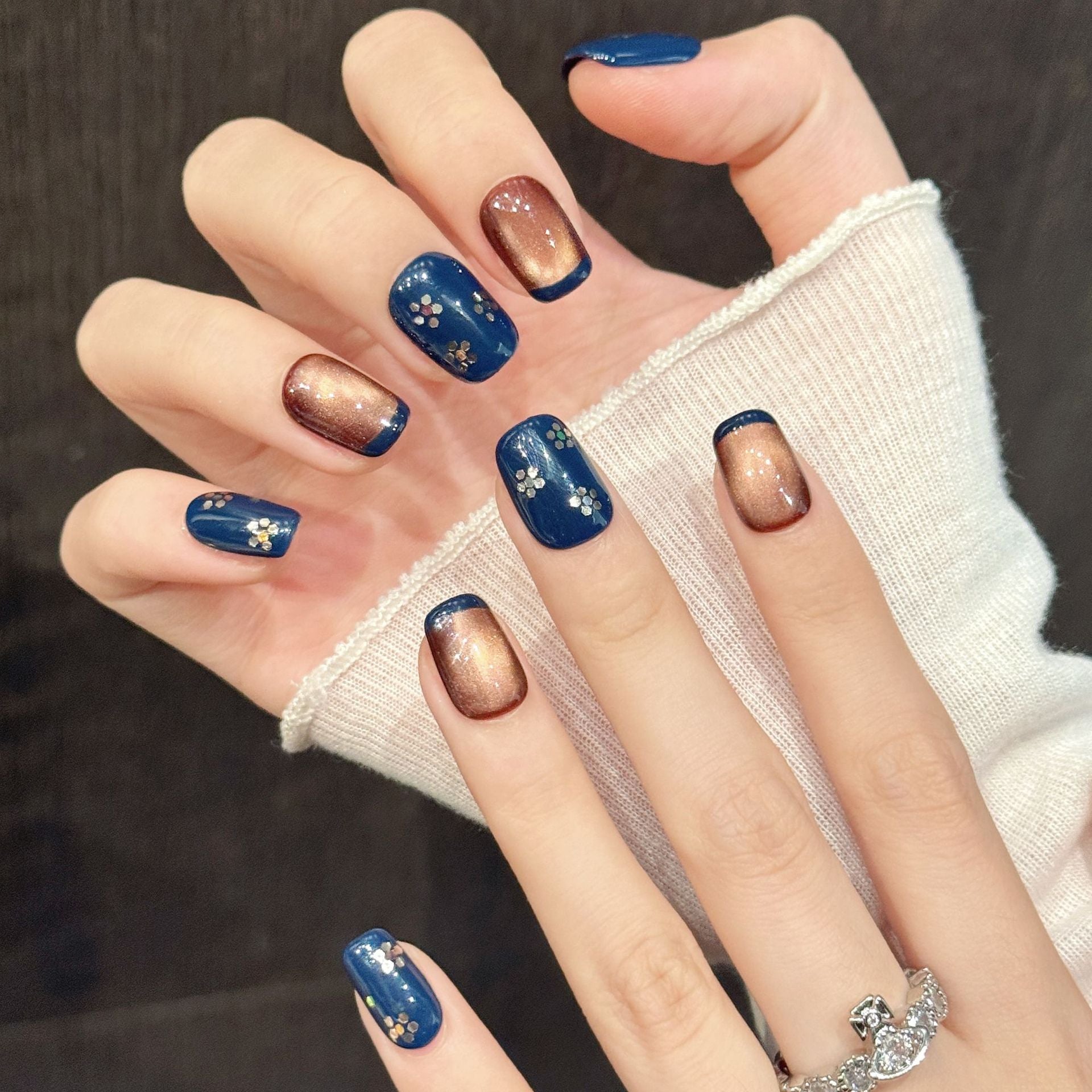 365nails: "Celestial Bloom" – Unhas Curtas Quadradas Feitas à Mão com Pintura Floral e Metálica