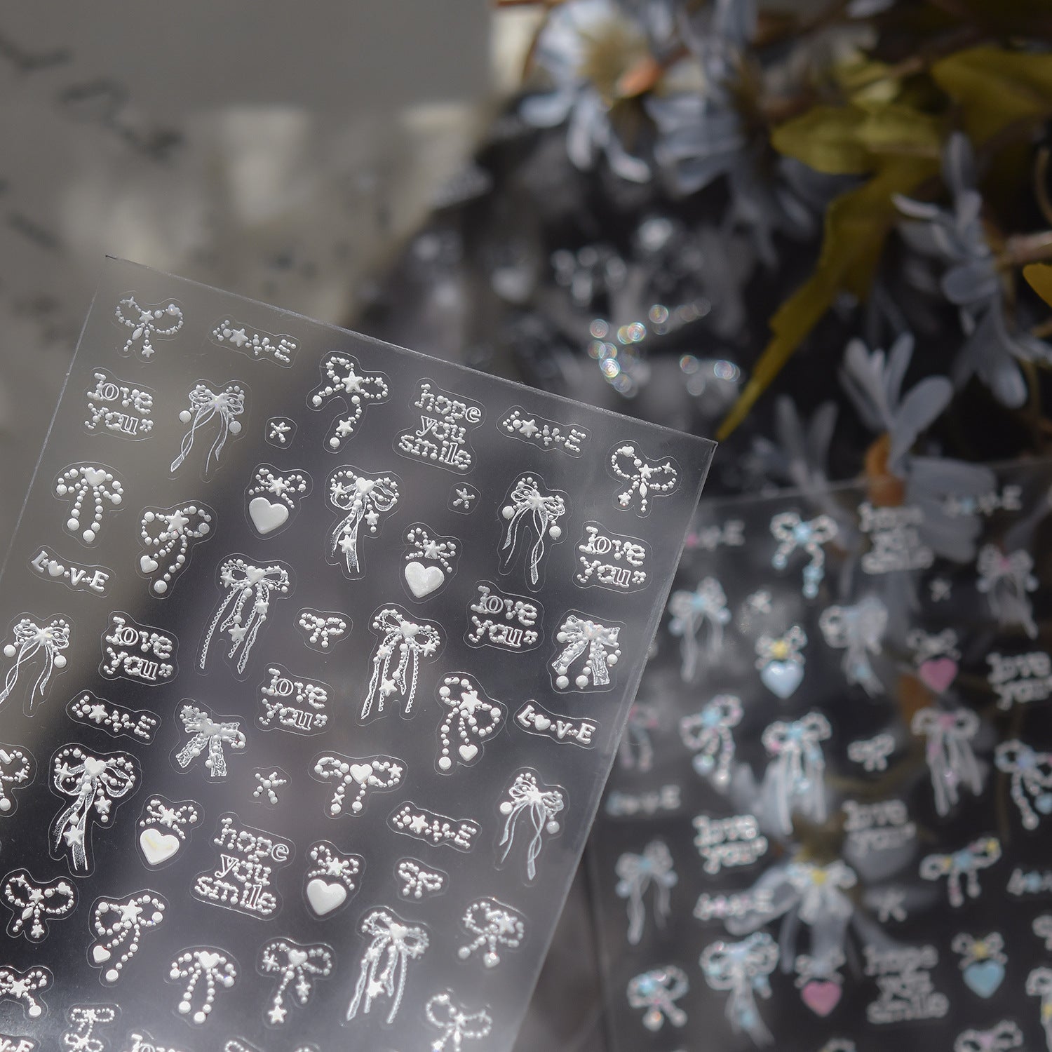 白色蕾絲蝴蝶結與情話：「浪漫新娘蕾絲」— 5D 浮雕指甲貼紙