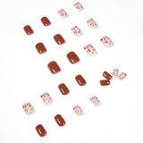 Manicura de uñas postizas cortas con estampado de leopardo en color naranja leche. Uñas extraíbles terminadas a presión para uñas. 365nails