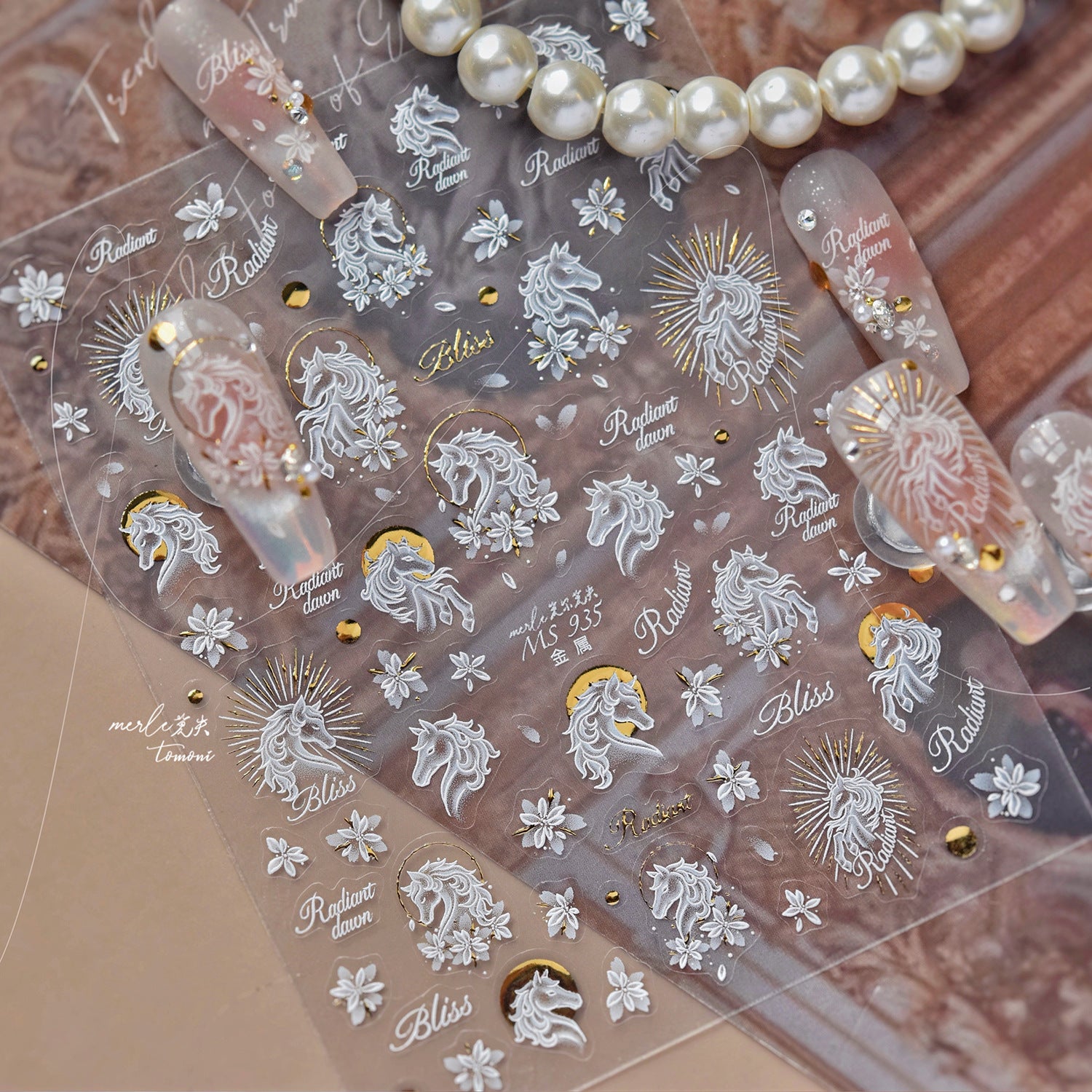 櫻花花瓣金色點綴 — 優雅花卉美甲貼紙