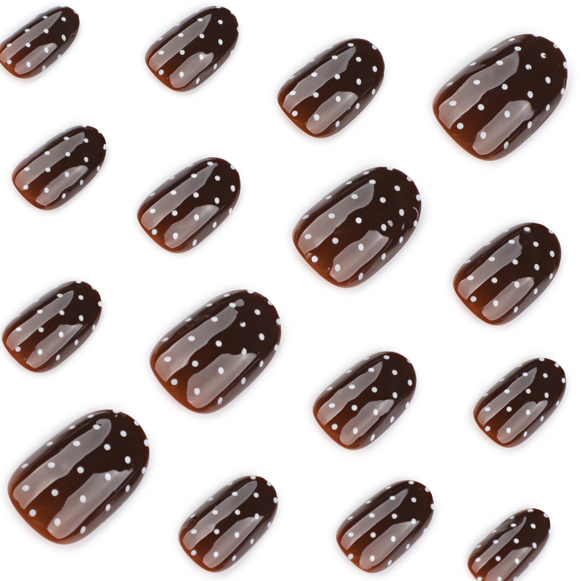 Ongles press-on marron automne‑hiver motif pois blancs, courts, forme ronde