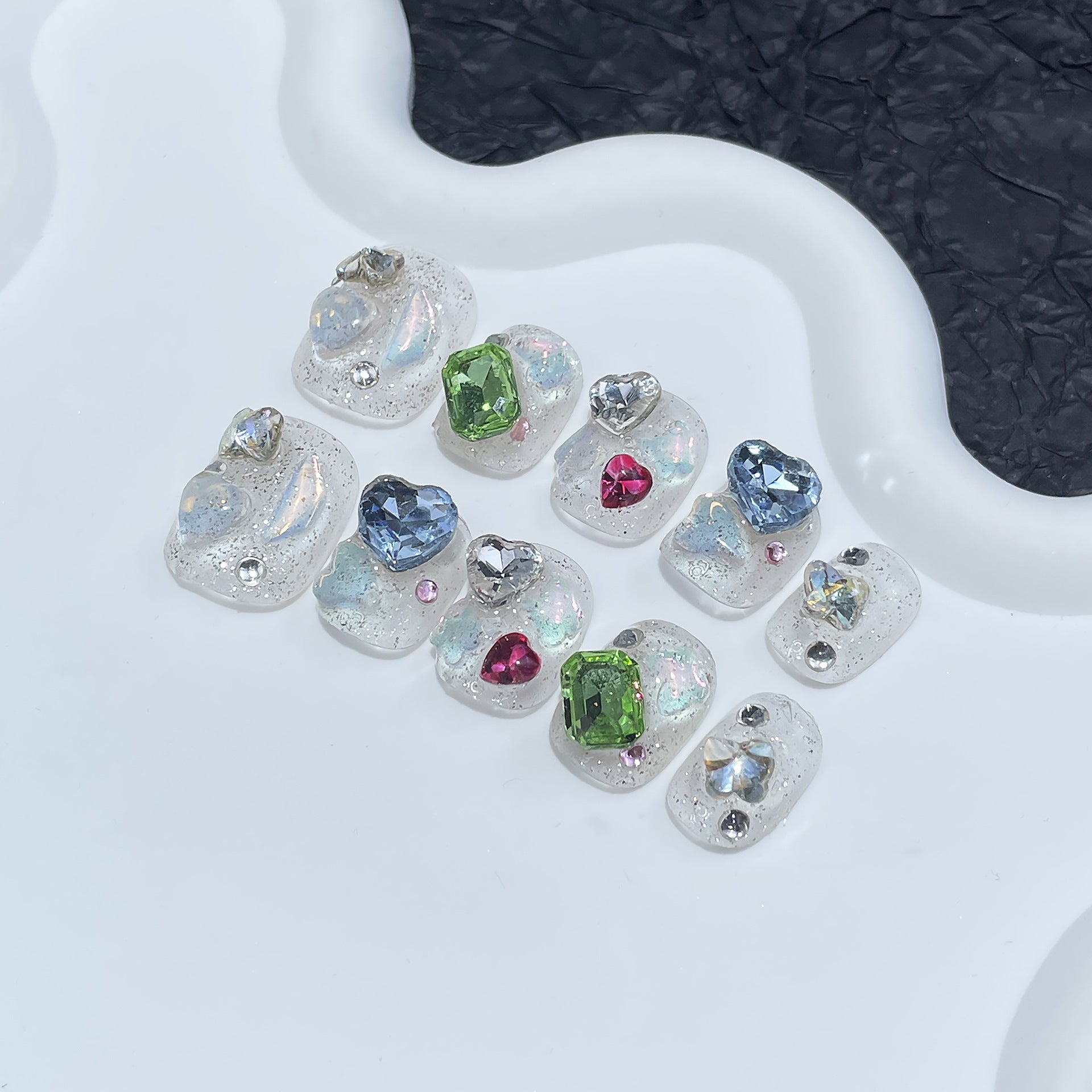 Unhas Iridescentes com Sal Marinho e Joias Brilhantes de Vários Formatos