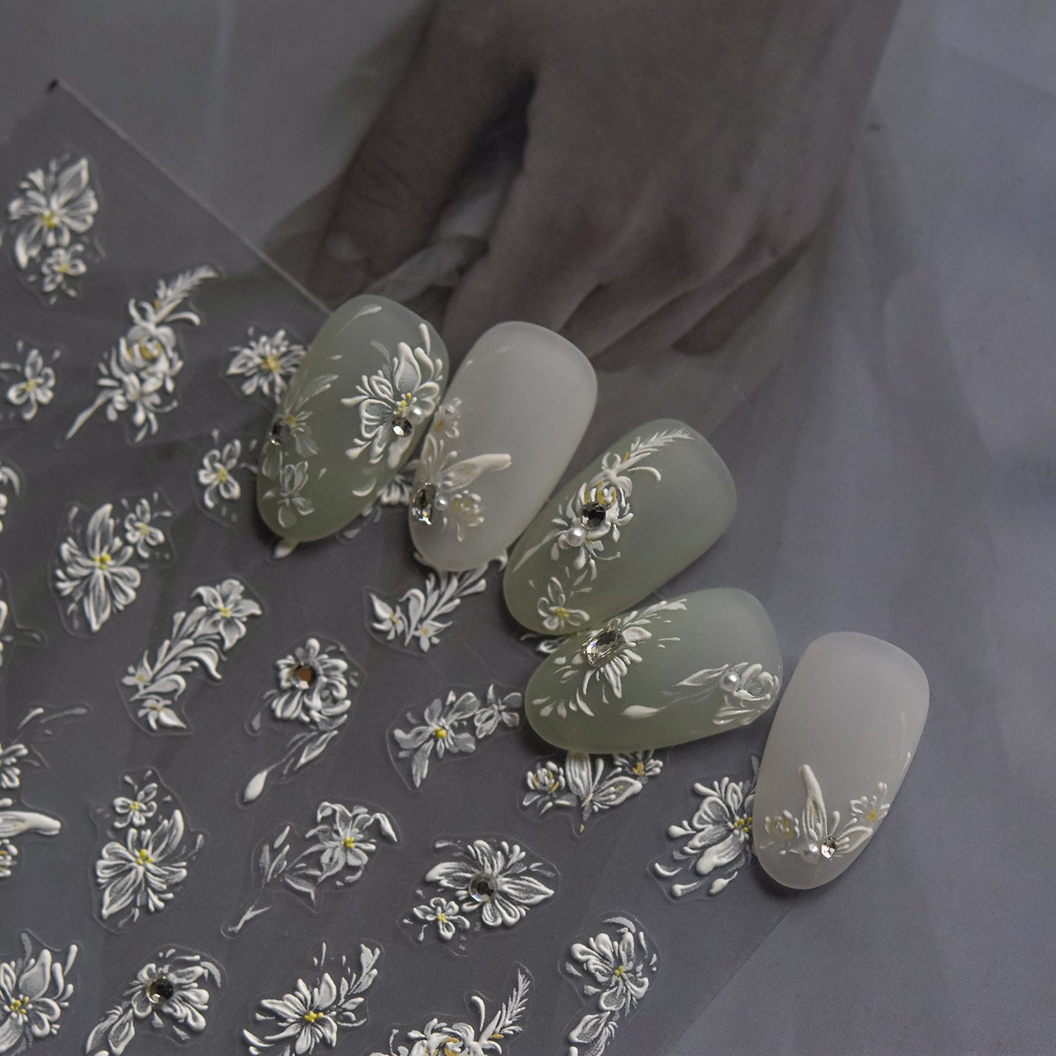雛菊水晶: "白色雛菊浮雕" – 3D 浮雕甲貼
