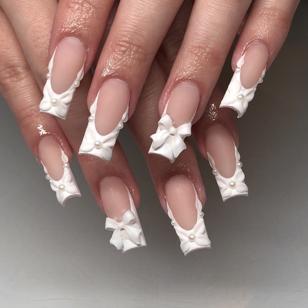 Ongles français givrés blancs avec fleurs 3D, ongles carrés moyens et longs, art des ongles en relief, faux ongles amovibles｜365nails