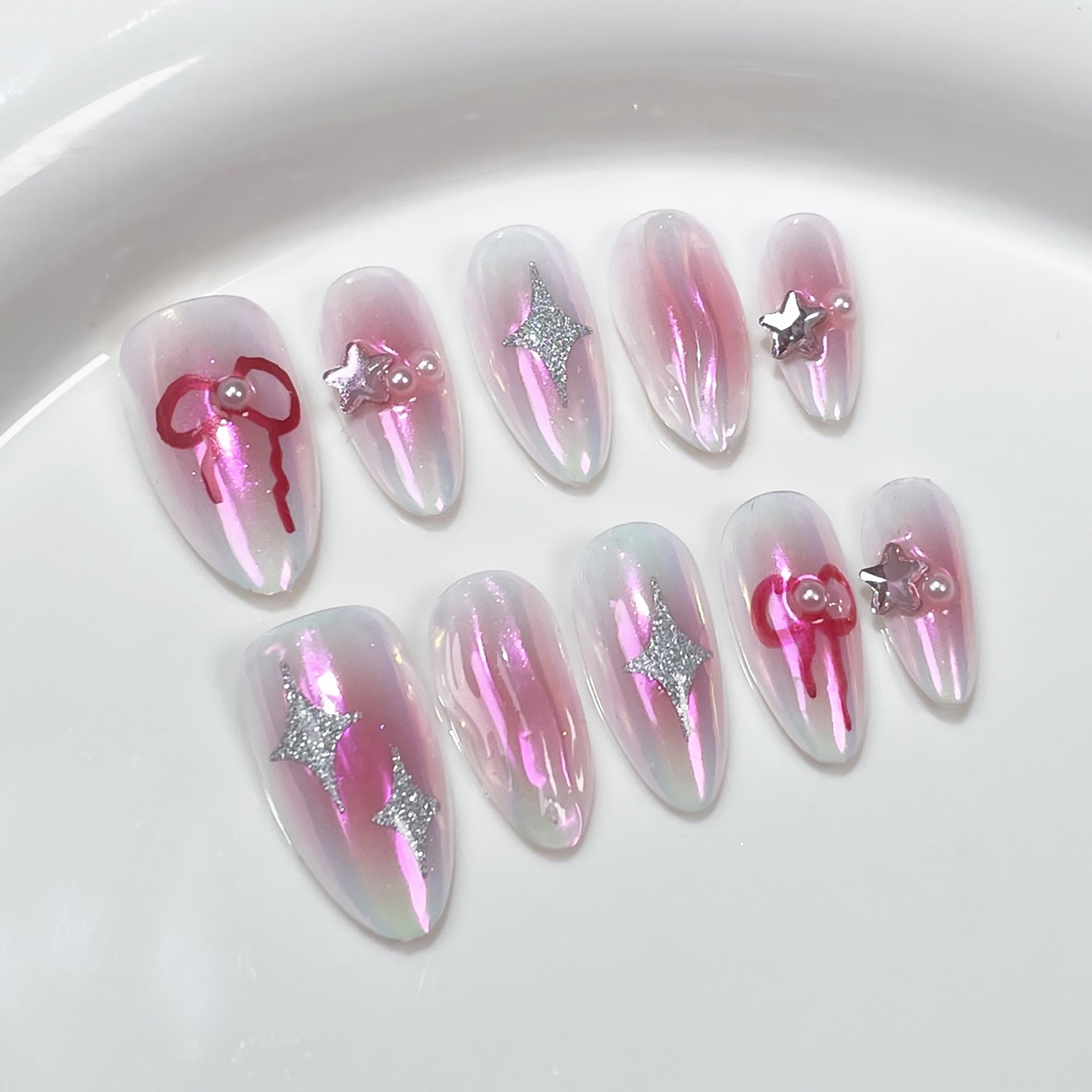 Unhas em Gel Rosado Translúcido com Detalhes de Estrelas Prateadas