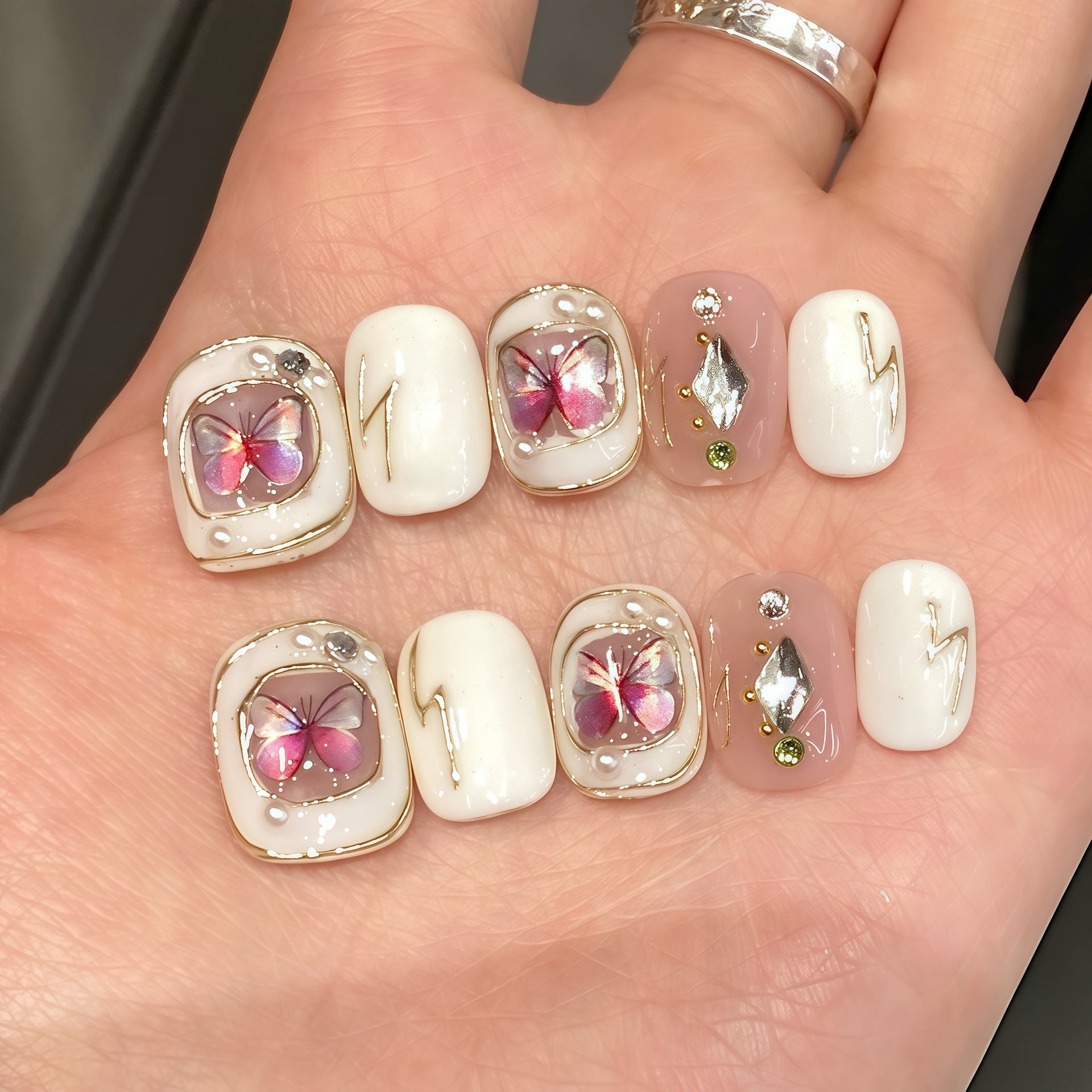 365nails: "Borboleta Dourada" – Unhas Curtas Quadradas Feitas à Mão com Pérolas e Folhas 3D