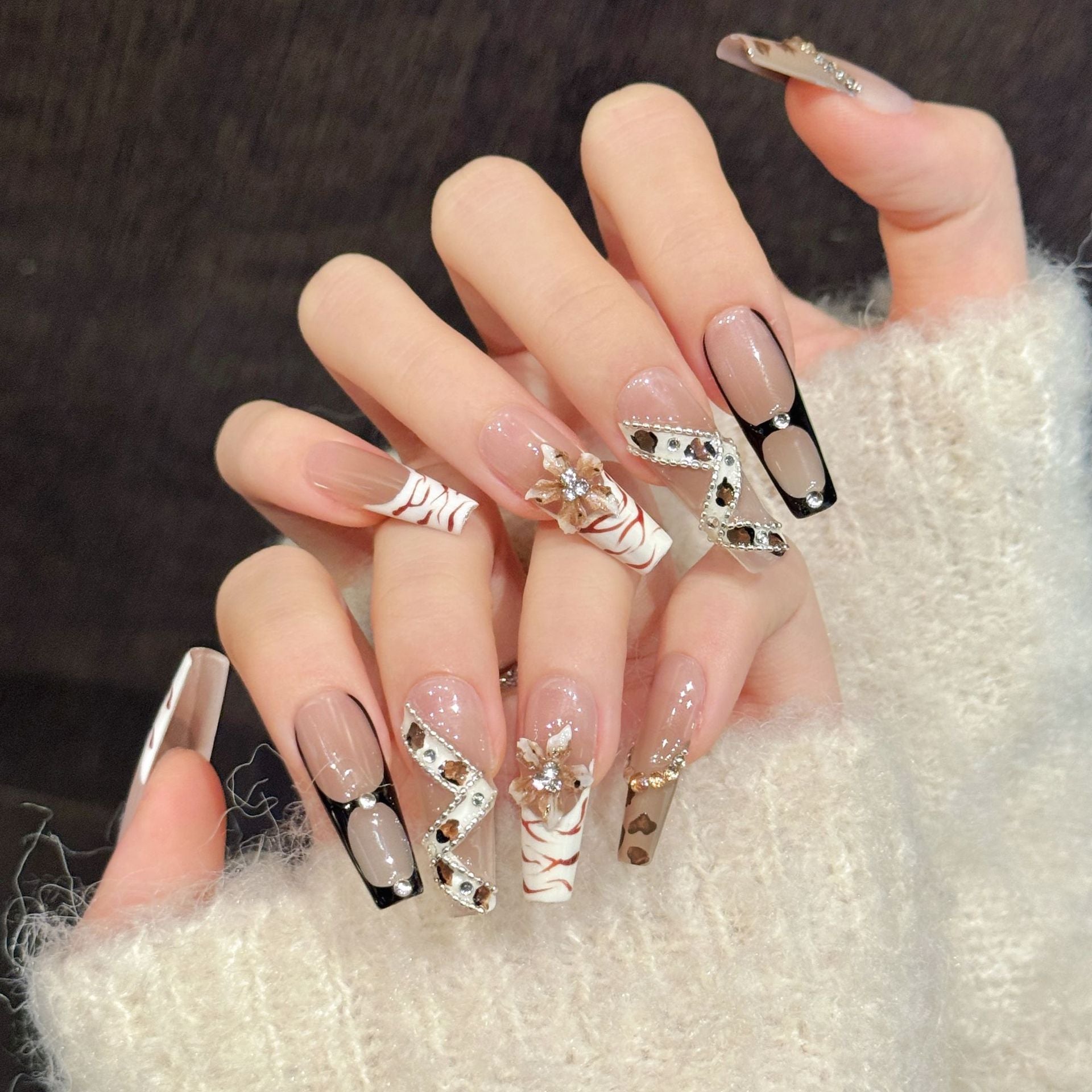 Nude Gold Crystal Wave Luxe Nails