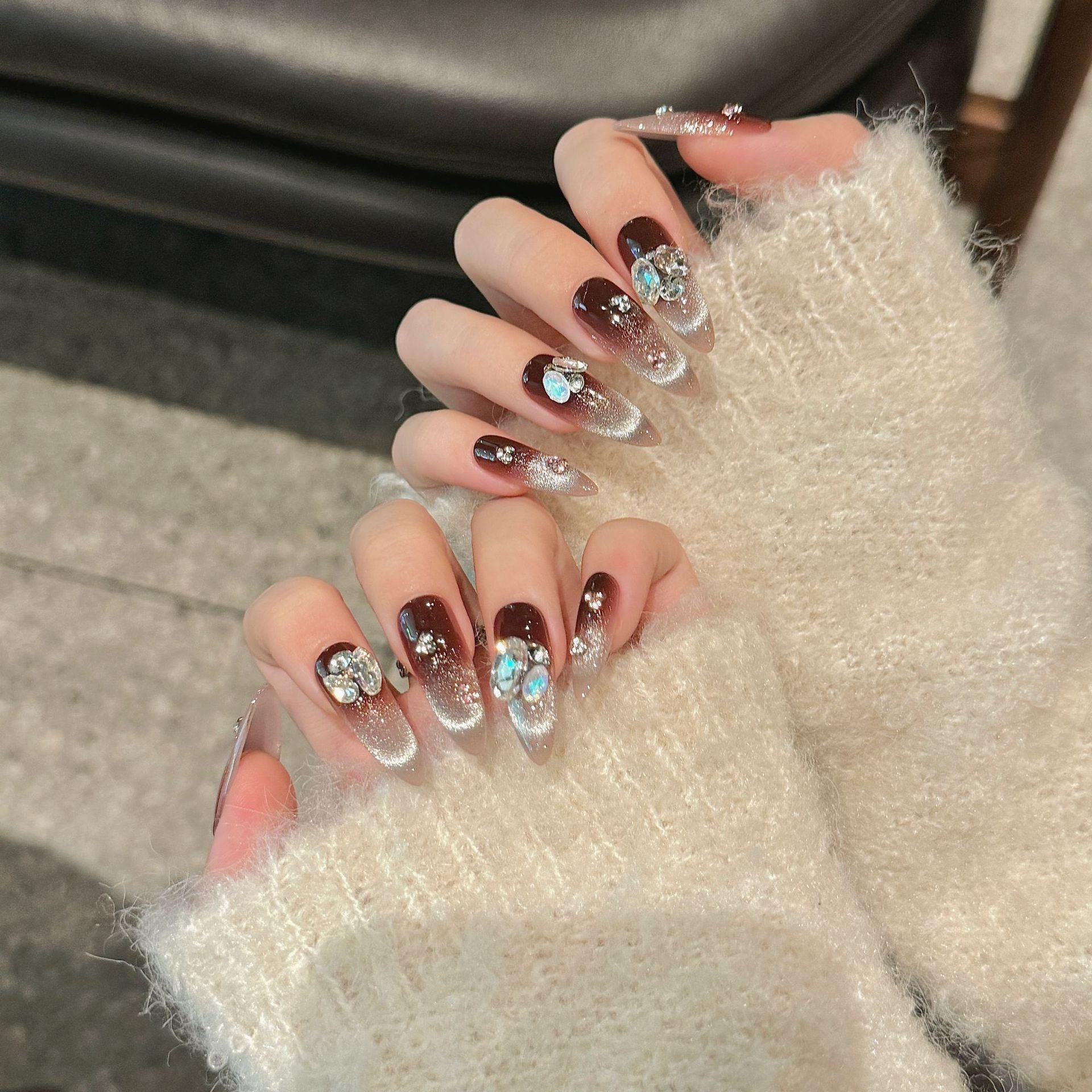 365nails: "Midnight Ruby" – Unhas Longas Amendoadas Feitas à Mão com Pedras Preciosas 3D