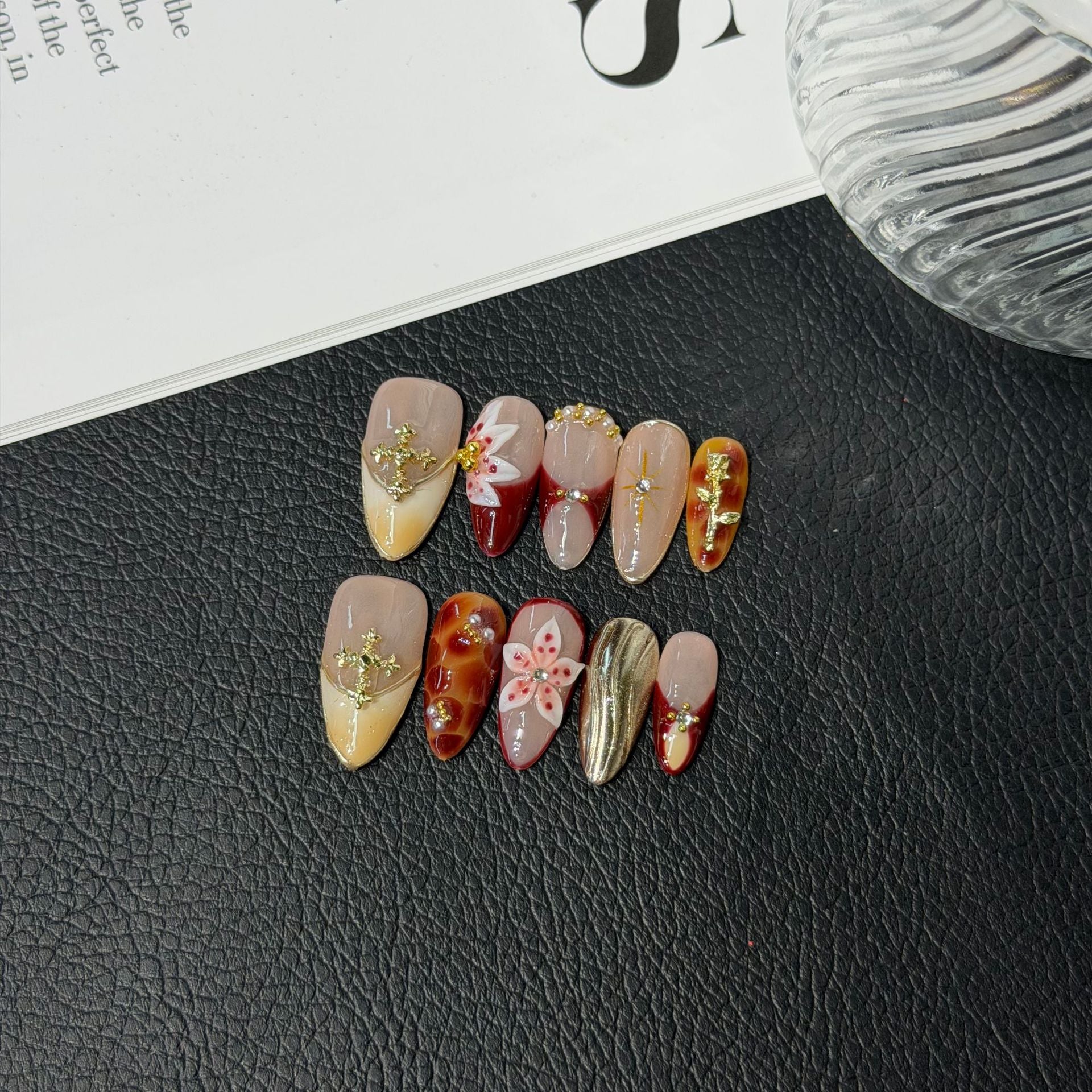365nails: « Fleur d'Ambre » – Ongles en amande mi-longs faits main avec fleurs 3D et motifs métalliques