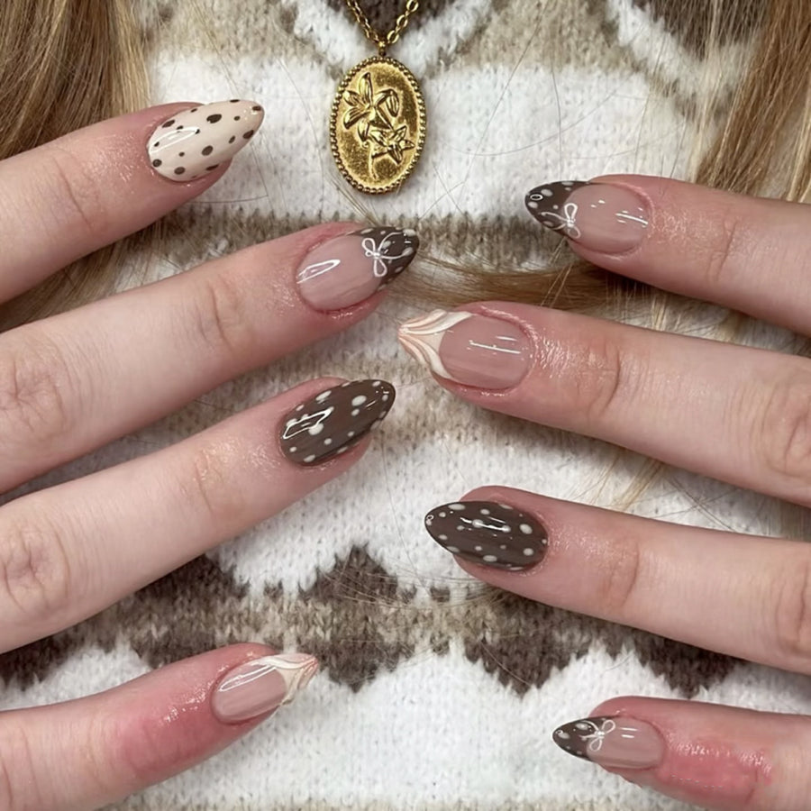 Ongles portables marron style French — forme amande avec motif vache