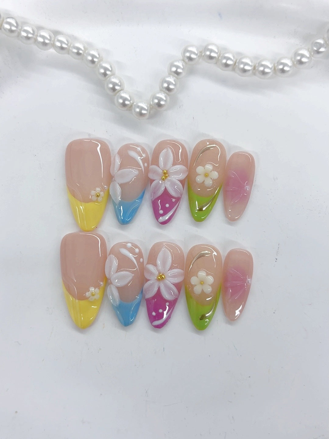 Pétale Pastel : « Murmure Floral Arc-en-Ciel » – Ongles press-on forme amande