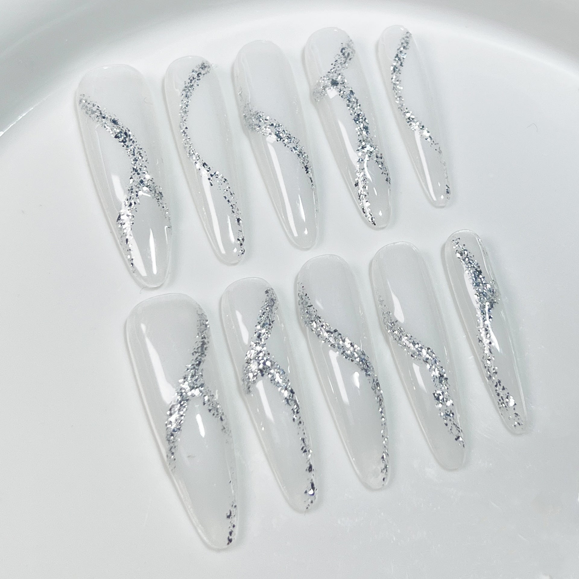 Unhas Minimalistas Brancas com Linhas Prateadas de Glitter Quebrado