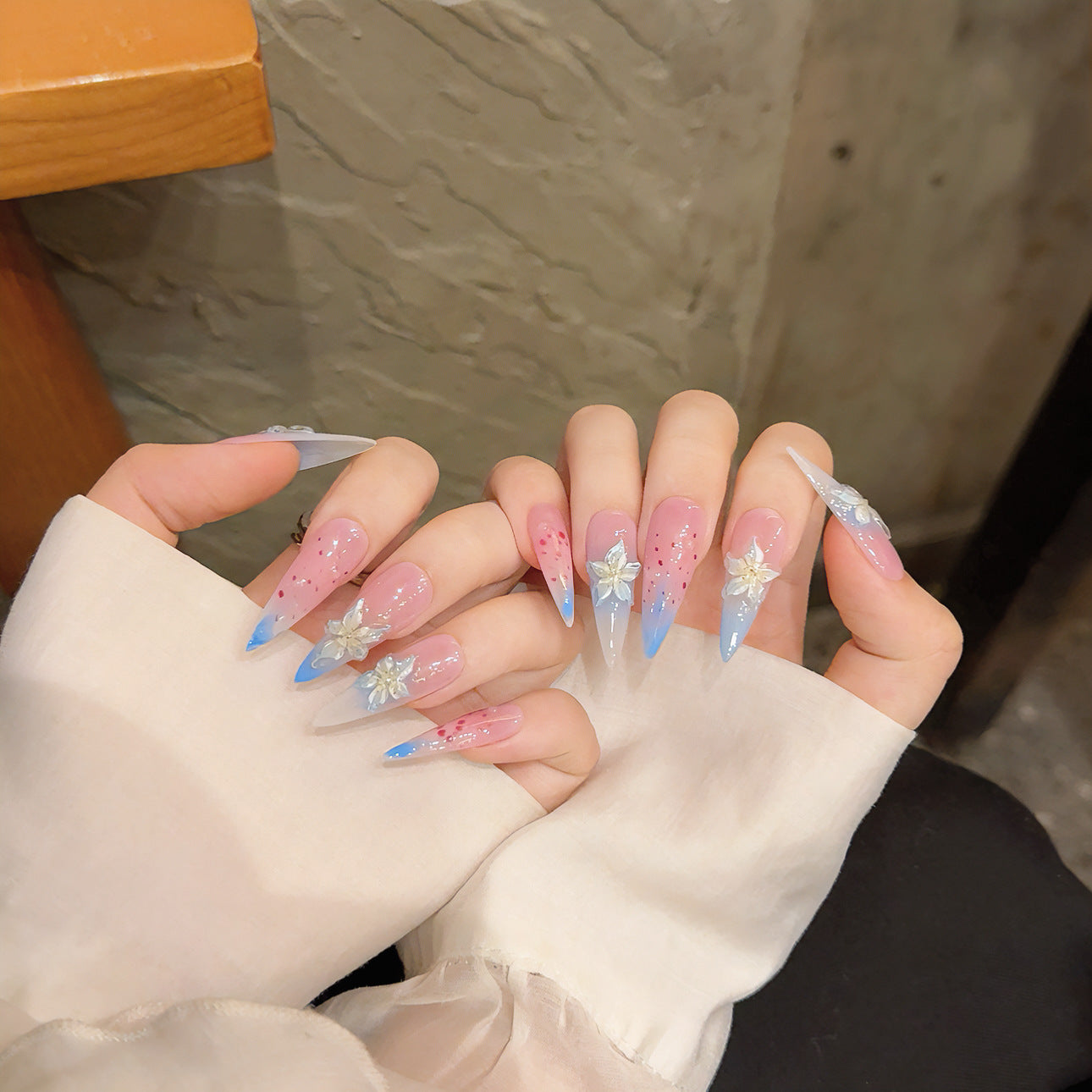 365nails: "Lírio de Gelo" – Unhas Stiletto Artesanais com Degradê Floral 3D