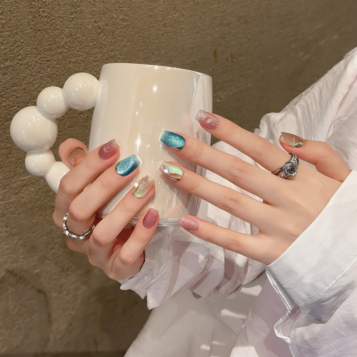 365nails : «Bulles arc-en-ciel» — ongles press-on courts fait main, effet œil de chat 7D et perles en verre