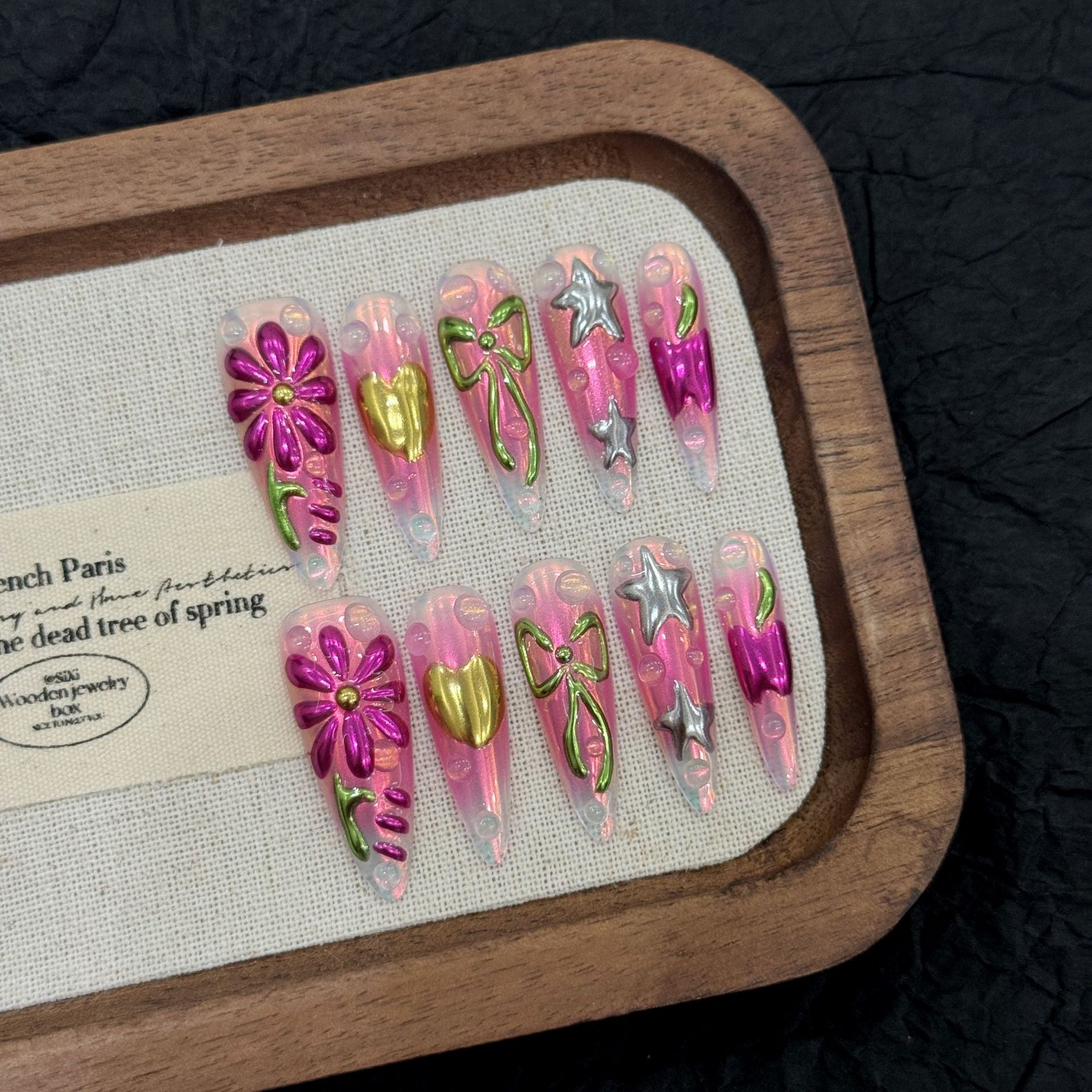 Unhas artesanais puras com flores rosas e espelho mágico pintado da Spice Girl Island Holiday | 365nails