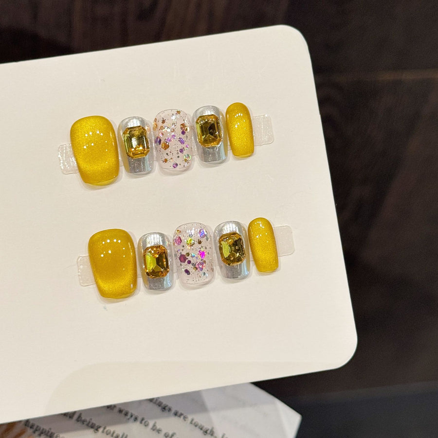 Ongles press-on jaunes avec strass et paillettes, touches argentées — frais et lumineux