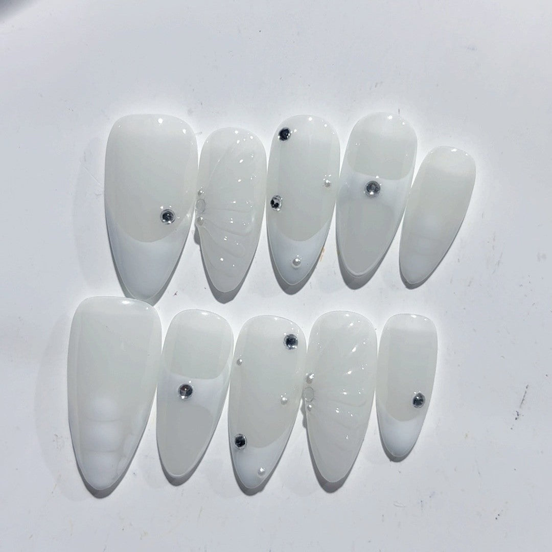 365nails : « Rosée de Perle Laiteuse » – Ongles press-on forme amande mi-longs blanc laiteux strass fait main