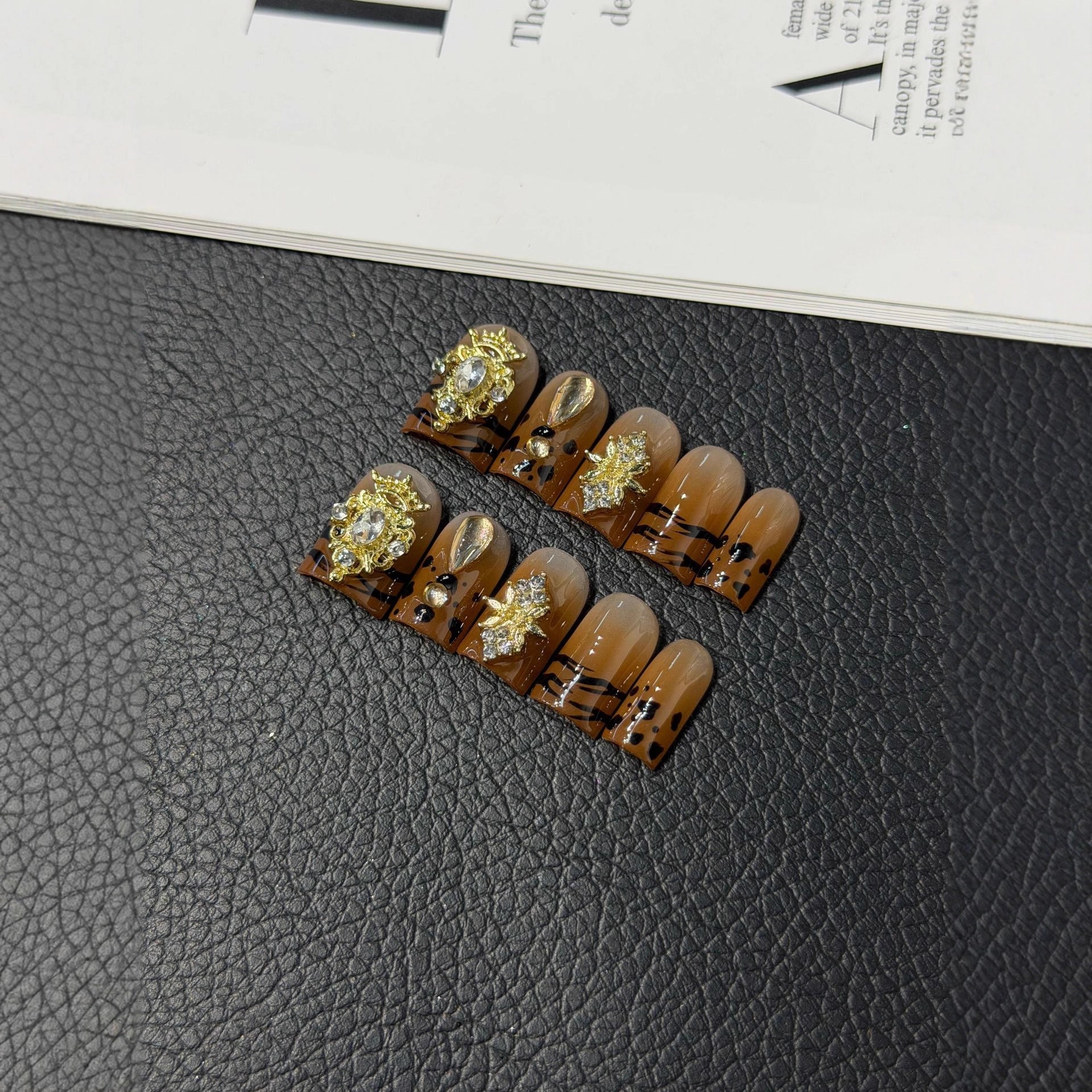 365nails: 골든 아워 – 3D 라인스톤 & 타이거 스트라이프 수제 코핀형 네일