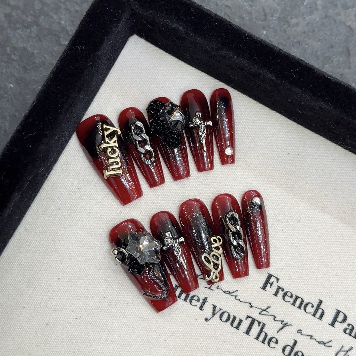 Uñas hechas a mano Gótico oscuro Escarlata Loli oscuro Rojo sangre Alas de mariposa Arte de uñas Acabado trapezoidal | 365nails