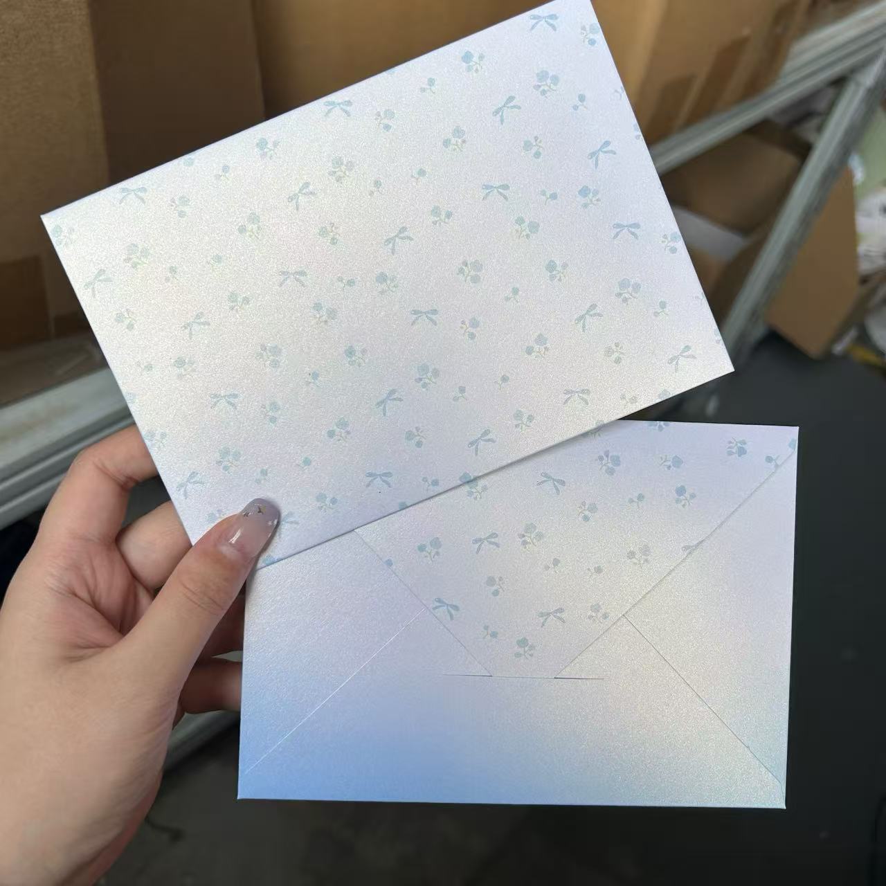 Luxury Pearlescent Envelope with Foil Stamping – Elegant Shiny Paper Envelope for Gifts and Letters