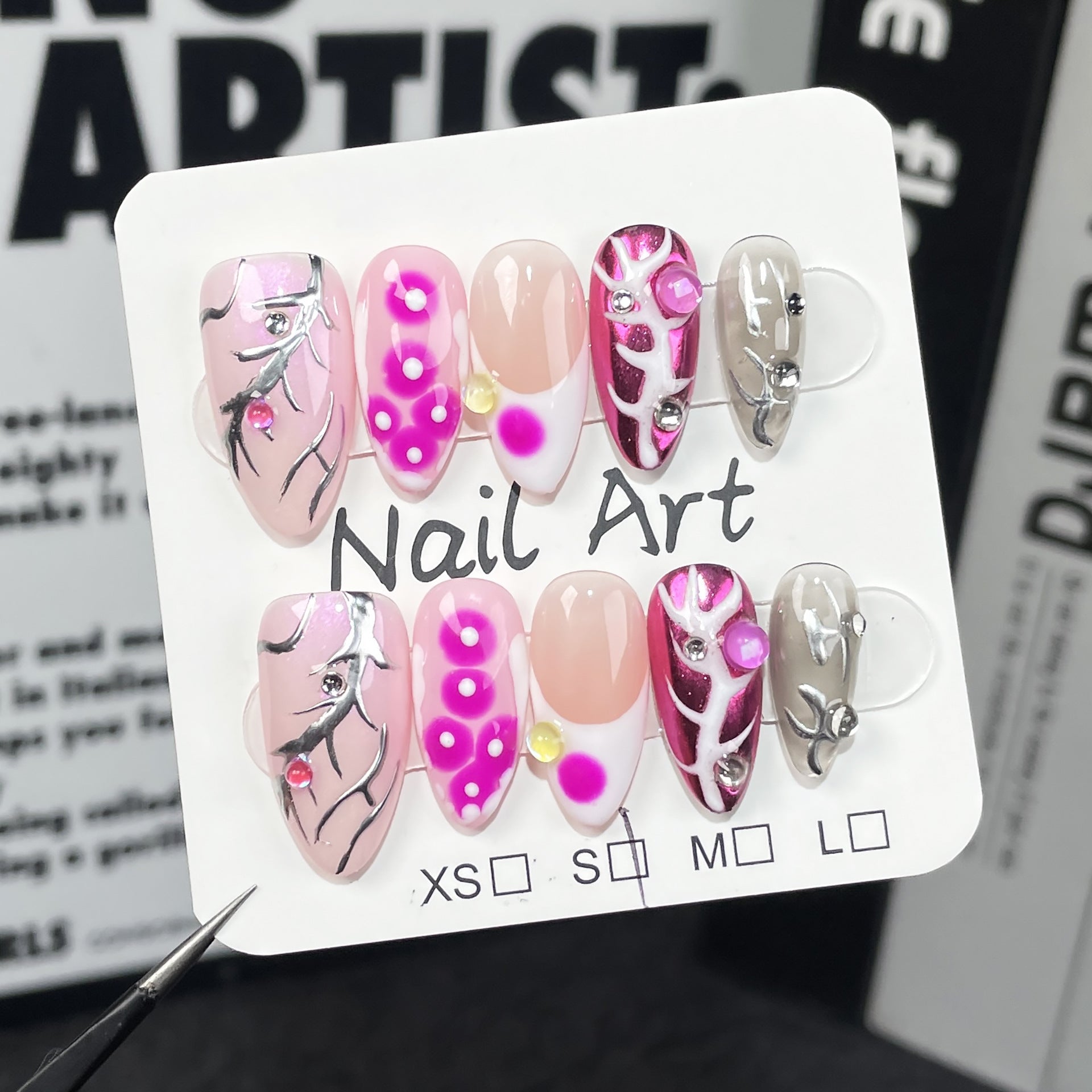 Unhas metálicas desenhadas à mão com lavagem de tinta rosa irregular
