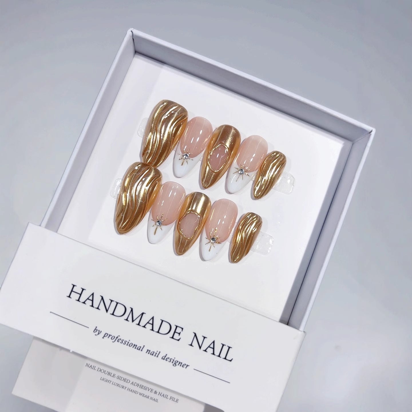 Or liquide : « Vague dorée » – Ongles press-on faits main forme amande