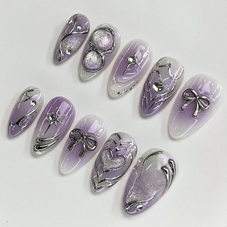 Ongles forme amande, dégradé lavande métallisé avec décorations 3D