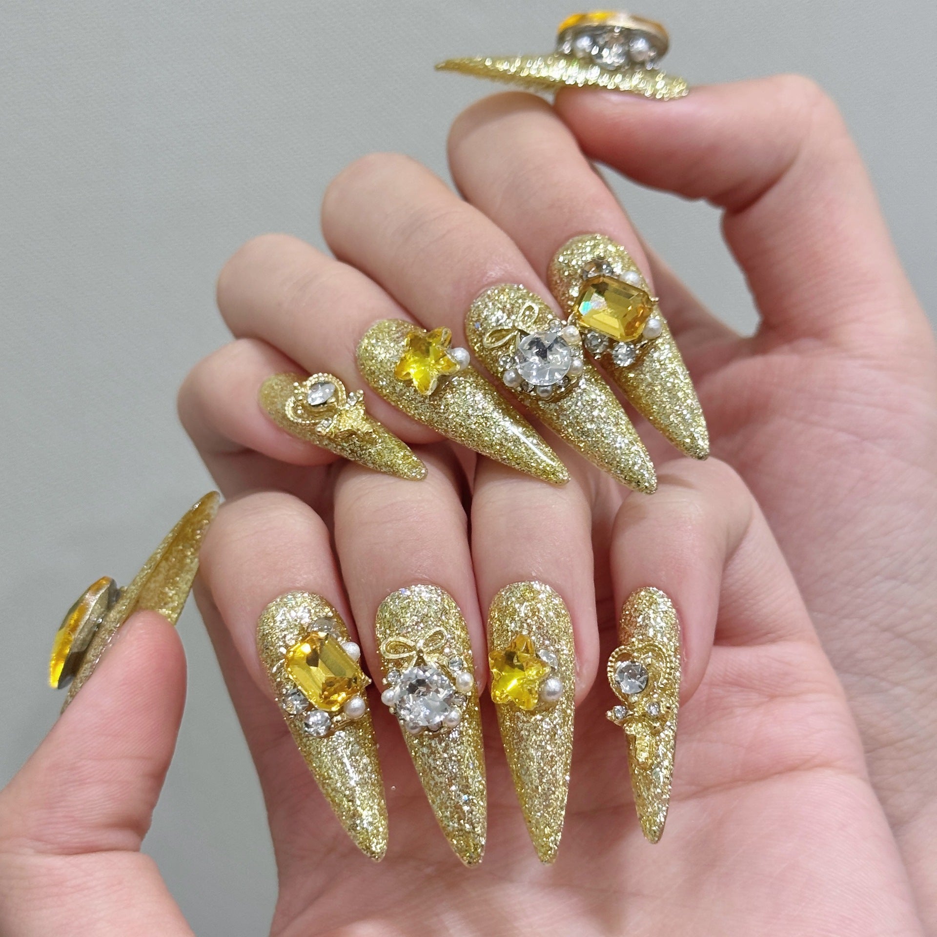 365nails: "Golden Bloom" – Unhas Stiletto Longas Artesanais com Flores 3D de Cristal e Glitter