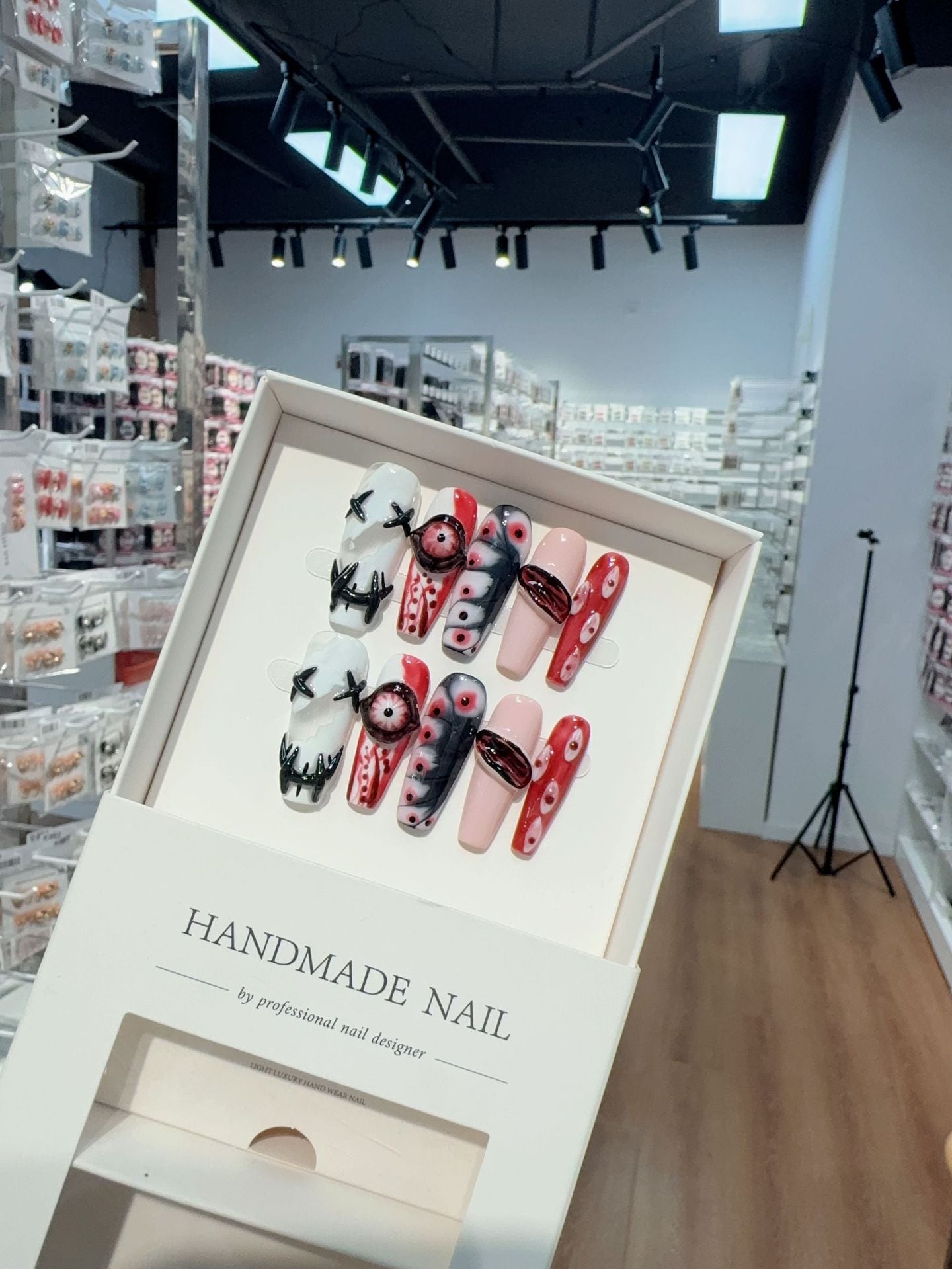 365nails: "Couture hantée" – Ongles forme coffin fait main avec tête de mort 3D