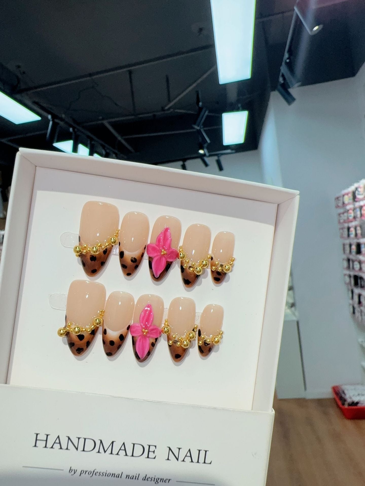365nails: "Candy Chains" – 3D 나비 & 체인 수제 아몬드형 네일