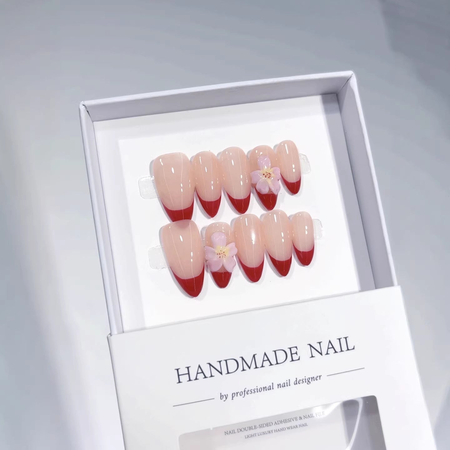Flor de Cerejeira Francesa: "Flor Vermelha Nude" – Unhas Postiças Artesanais Curtas Quadradas