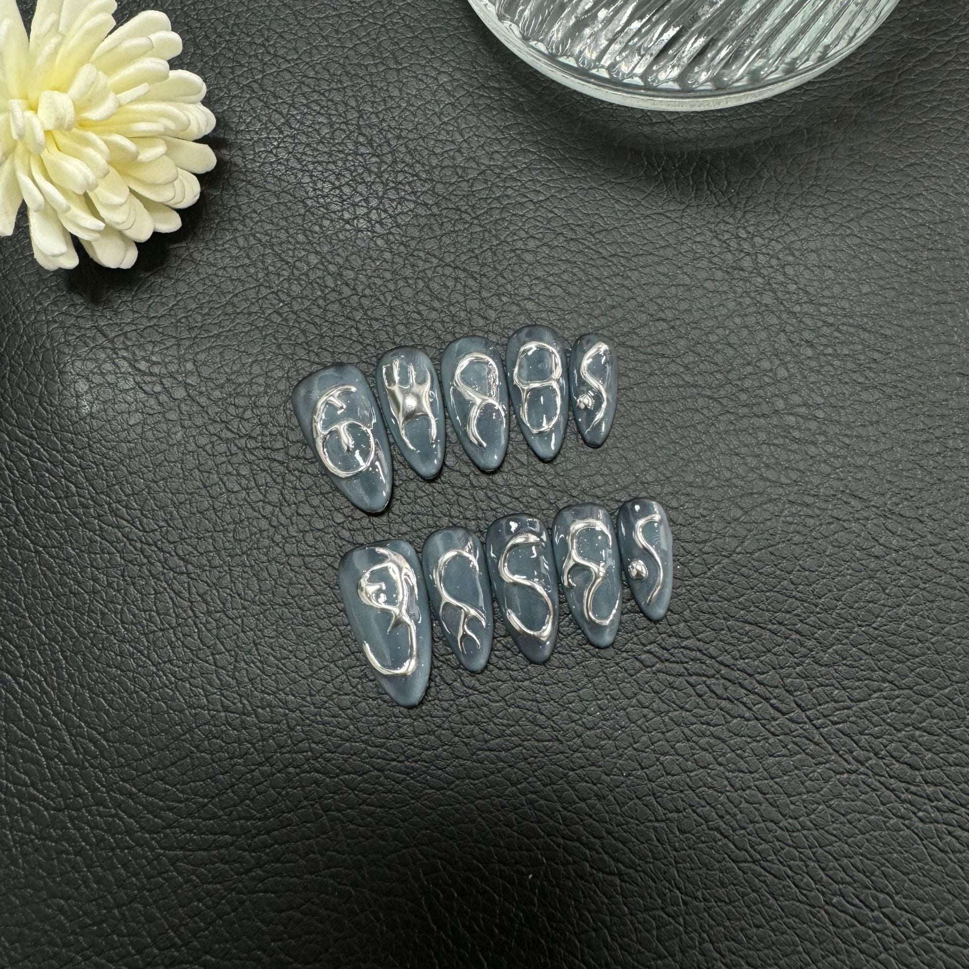 365nails: "Liquid Marble" – 리퀴드 마블 추상 소용돌이 수제 아몬드형 프레스온 네일