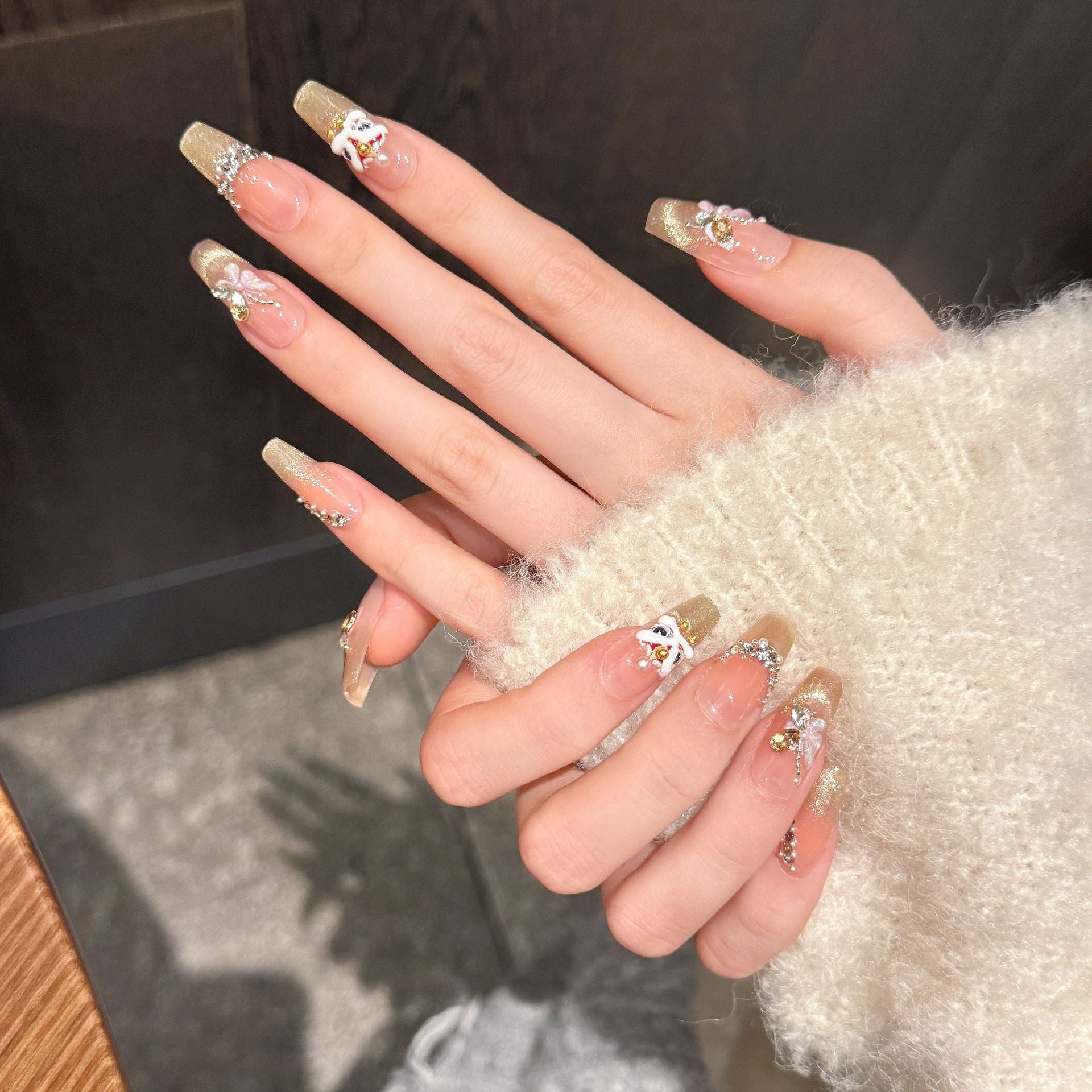 365nails: "Mariposa Dorada" – Dije de Mariposa 3D y Uñas Postizas Coffin Artesanales con Purpurina Dorada