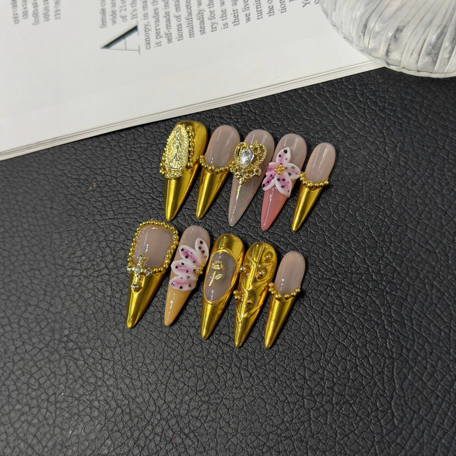 365nails: 帝王金 — 3D 華麗雕刻 手工製 尖形穿戴甲