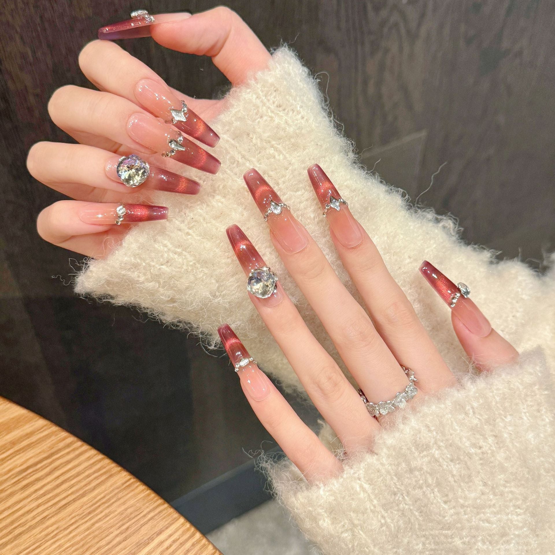365nails: "絨感迷戀" – 手工製貓眼漸層與寶石點綴 棺材形甲片