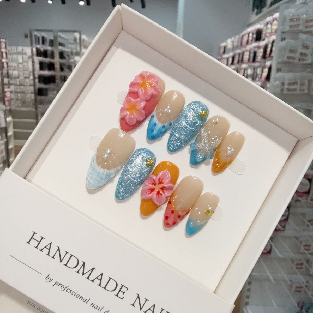365nails: "Brisa Tropical" – Unhas Amêndoa Médias Feitas à Mão com Flores 3D