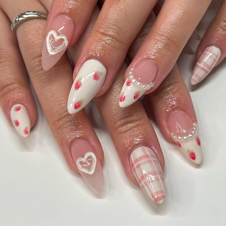 Pastilhas de manicure suaves e doces, unhas postiças de amor, unhas postiças com morangos