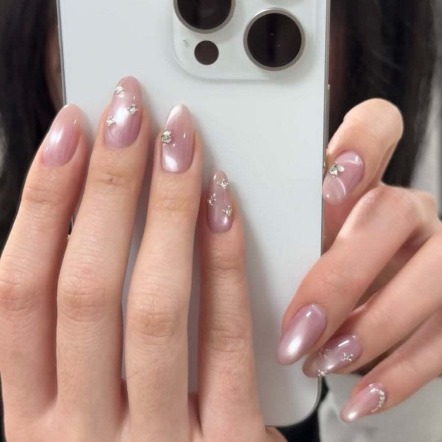 Ongles press-on forme amande — effet œil-de-chat poudre nude à éclat flash avec strass