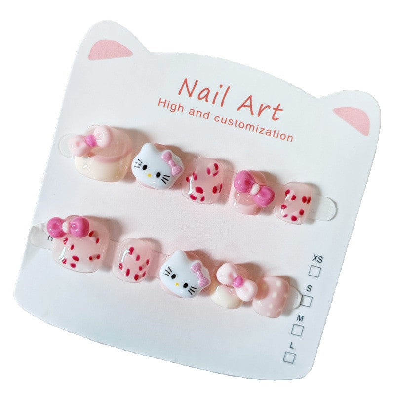 365nails: 「凱蒂貓草莓夢」— 手工製可愛短款橢圓形穿戴甲，帶有凱蒂貓與蝴蝶結圖案